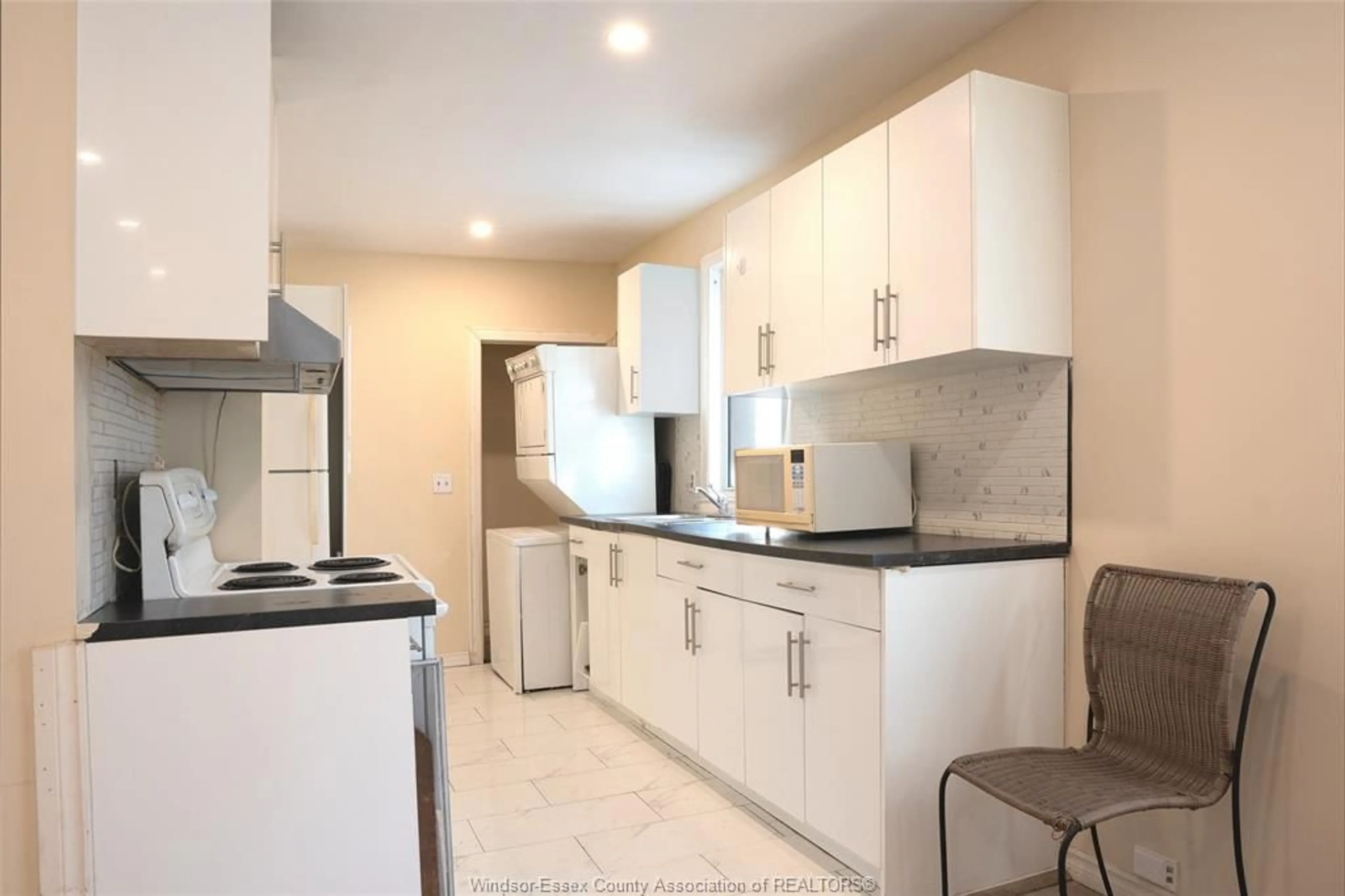 Standard kitchen, unknown for 1025 CURRY Ave, Windsor Ontario N9B 2A6