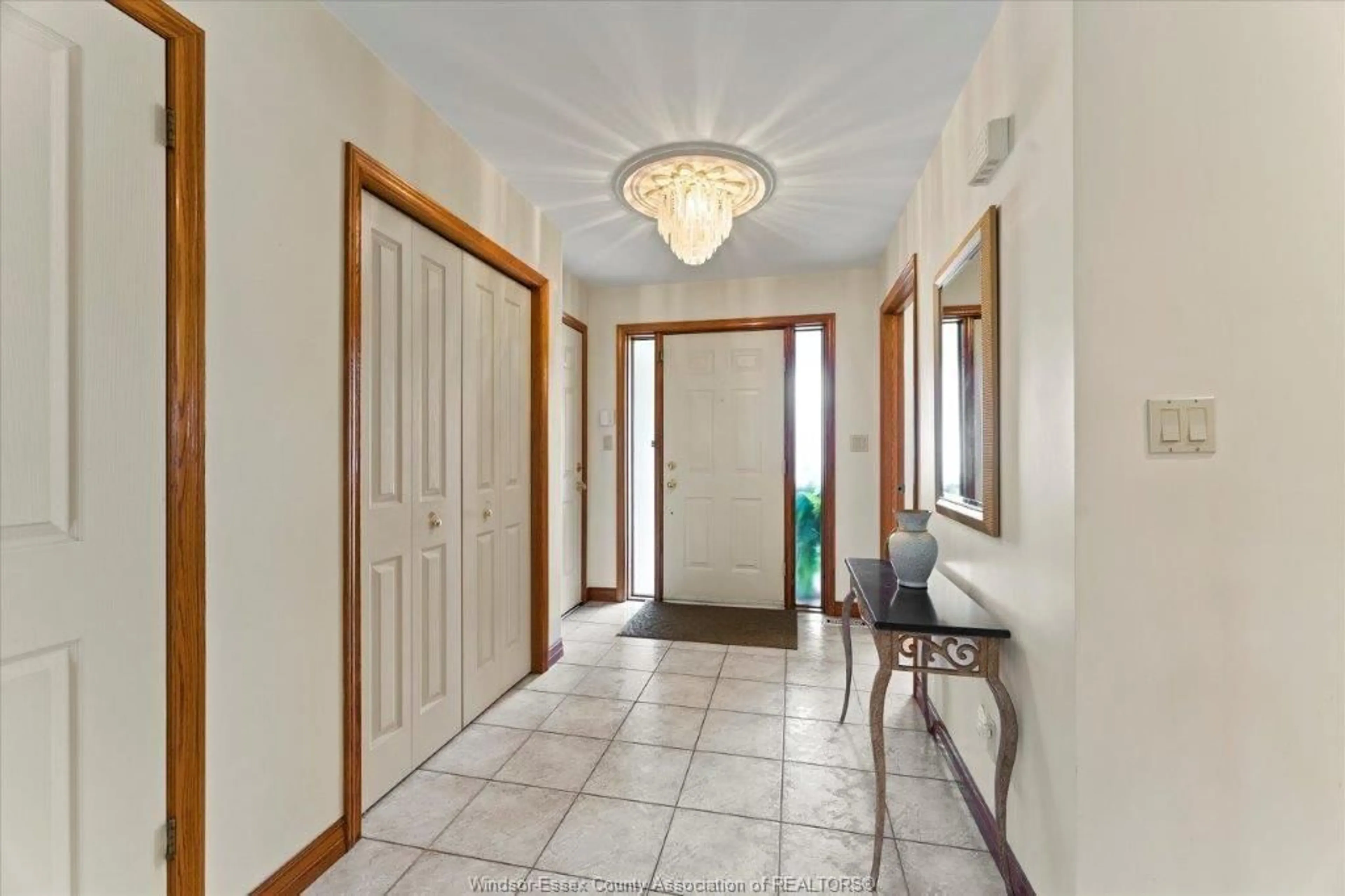 Indoor foyer for 2805 MANGIN Cres, Windsor Ontario N9E 4K6