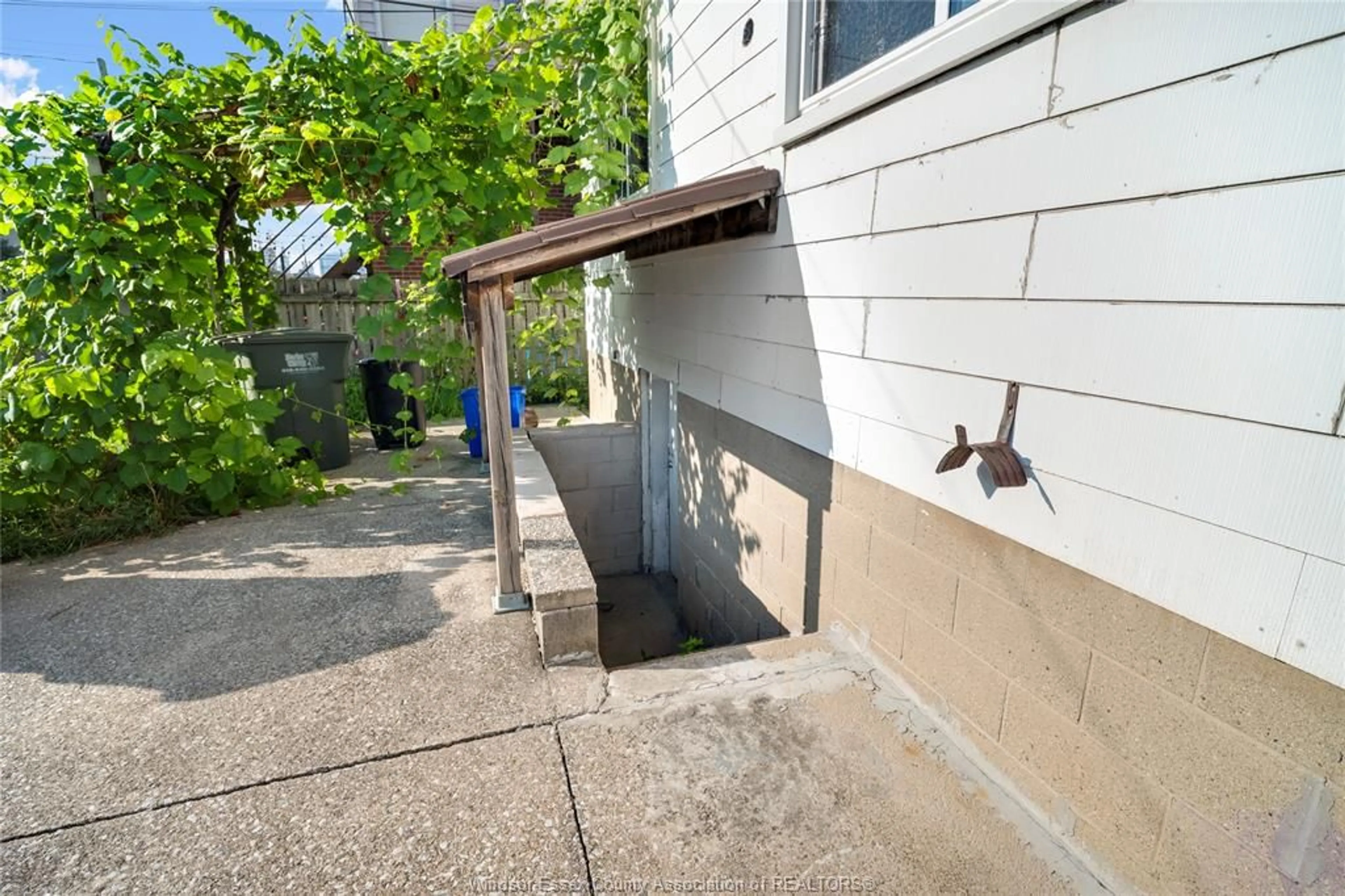 Patio, street for 1111 LILLIAN AVENUE, Windsor Ontario N9A 1V6