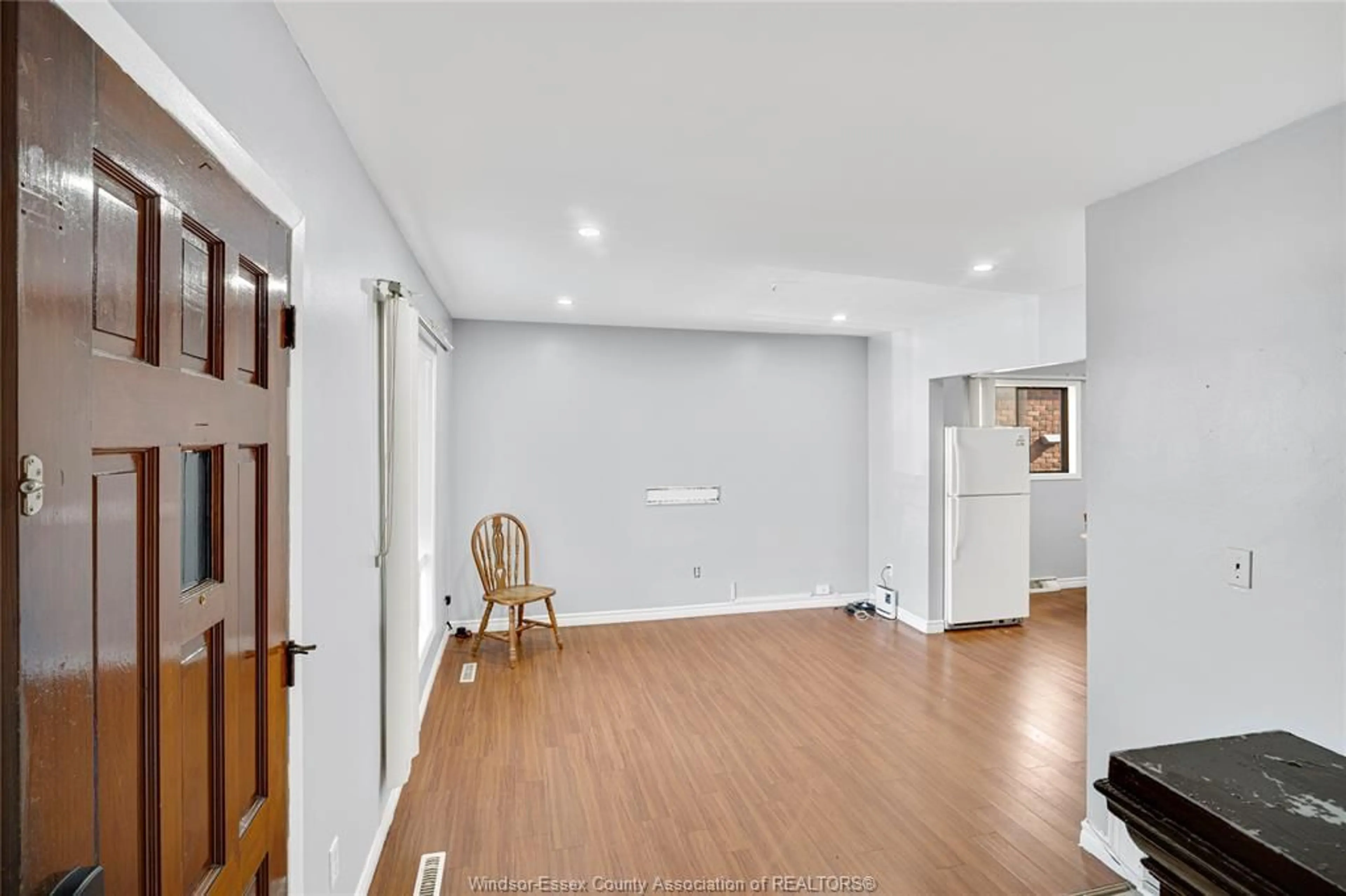 Indoor entryway for 1111 LILLIAN AVENUE, Windsor Ontario N9A 1V6