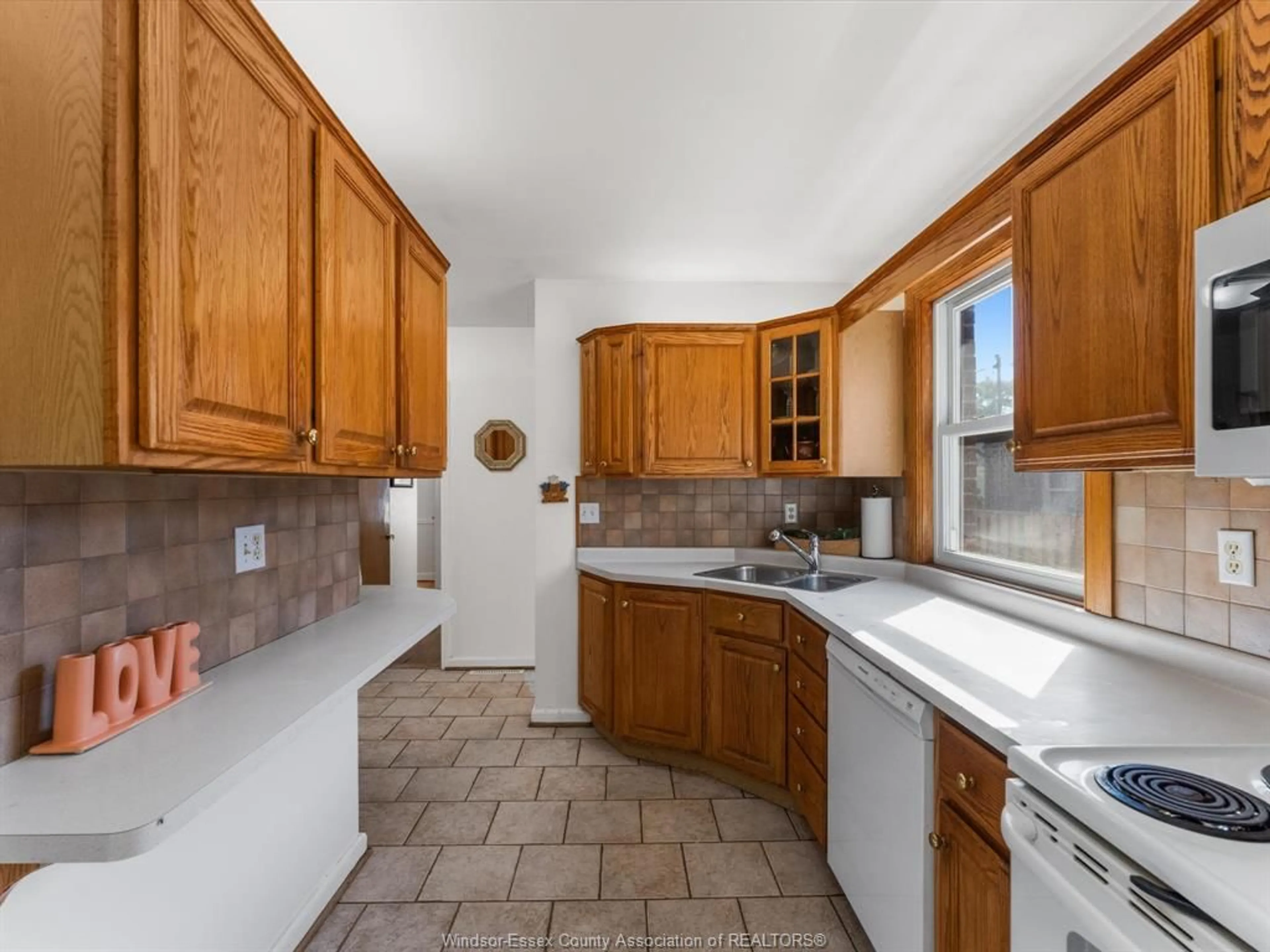 Standard kitchen, ceramic/tile floor for 845 BELLEPERCHE Pl, Windsor Ontario N8S 3C1