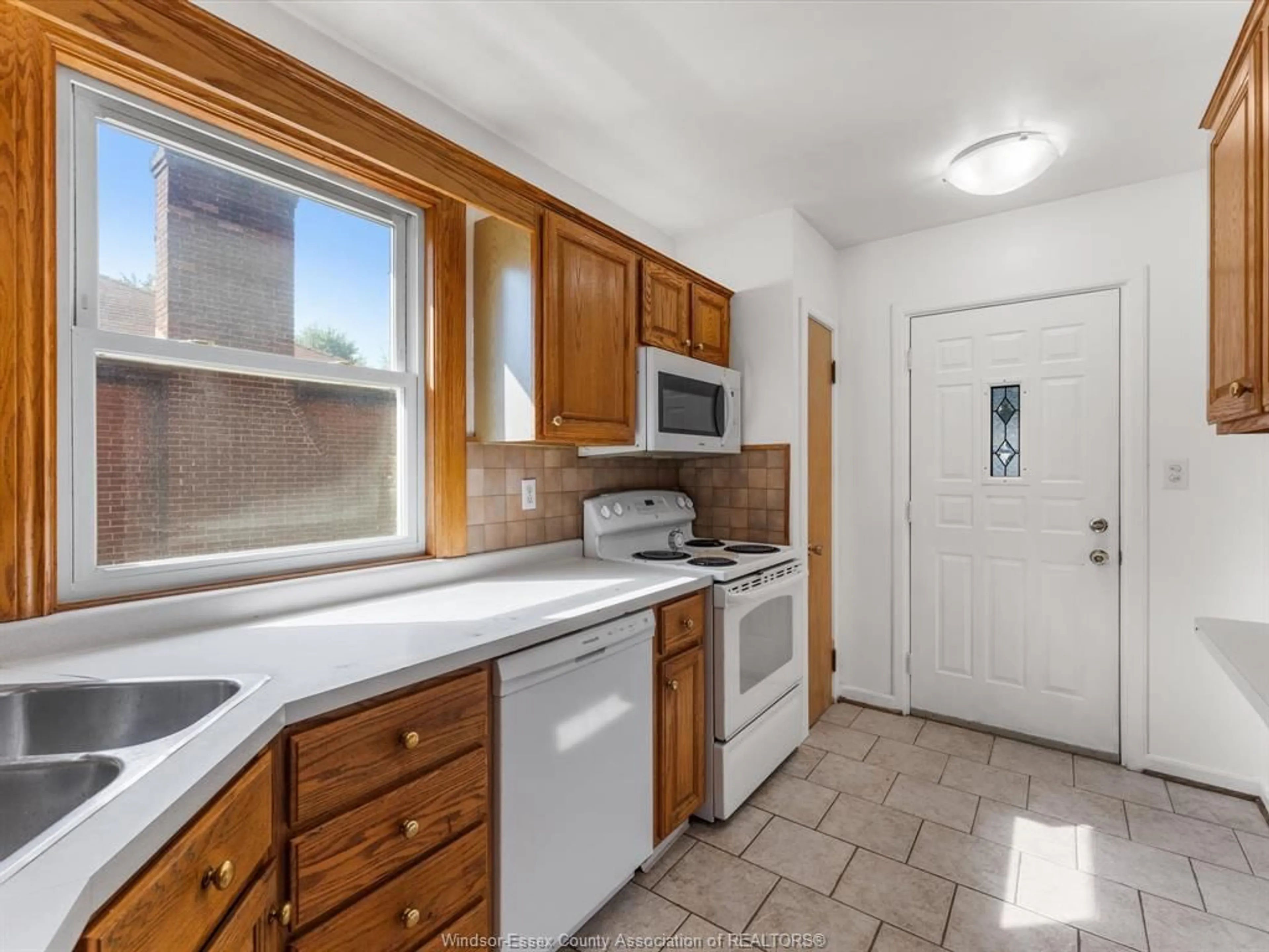 Standard kitchen, ceramic/tile floor for 845 BELLEPERCHE Pl, Windsor Ontario N8S 3C1