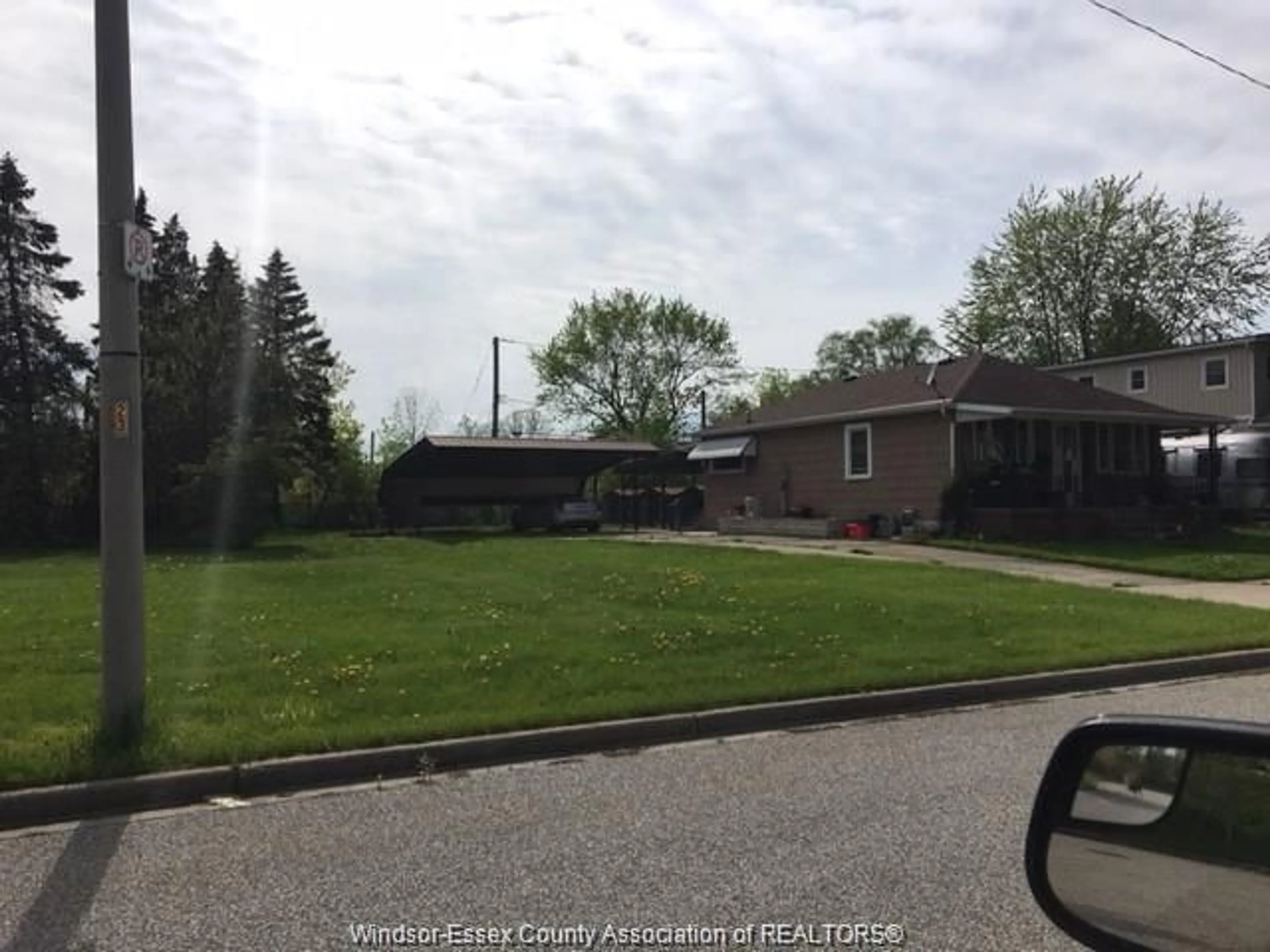 A pic from outside/outdoor area/front of a property/back of a property/a pic from drone, street for 1145 FORD Blvd, Windsor Ontario N8S 2G2