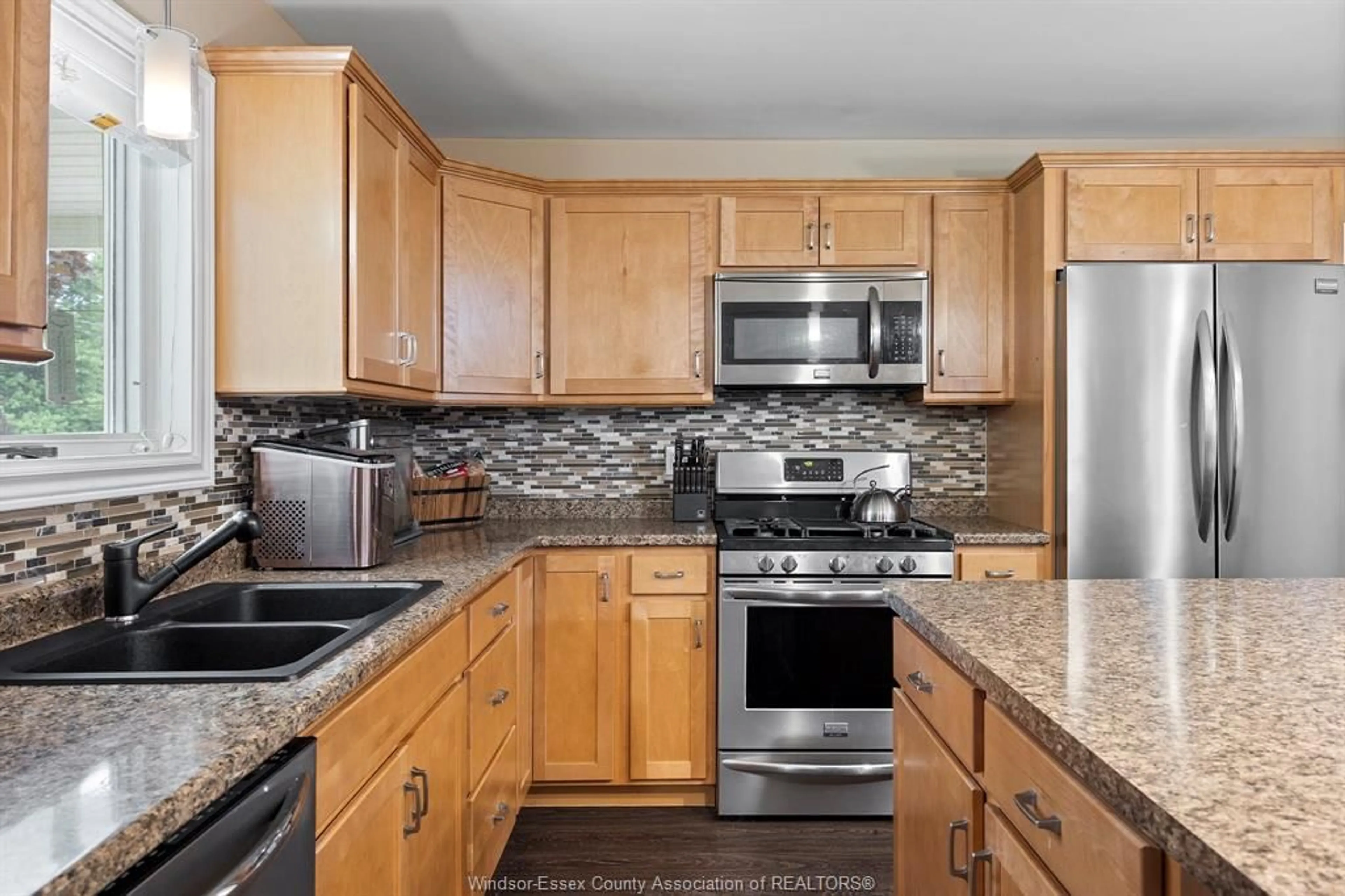Standard kitchen, ceramic/tile floor for 940 HALE St, Stoney Point Ontario N0R 1N0