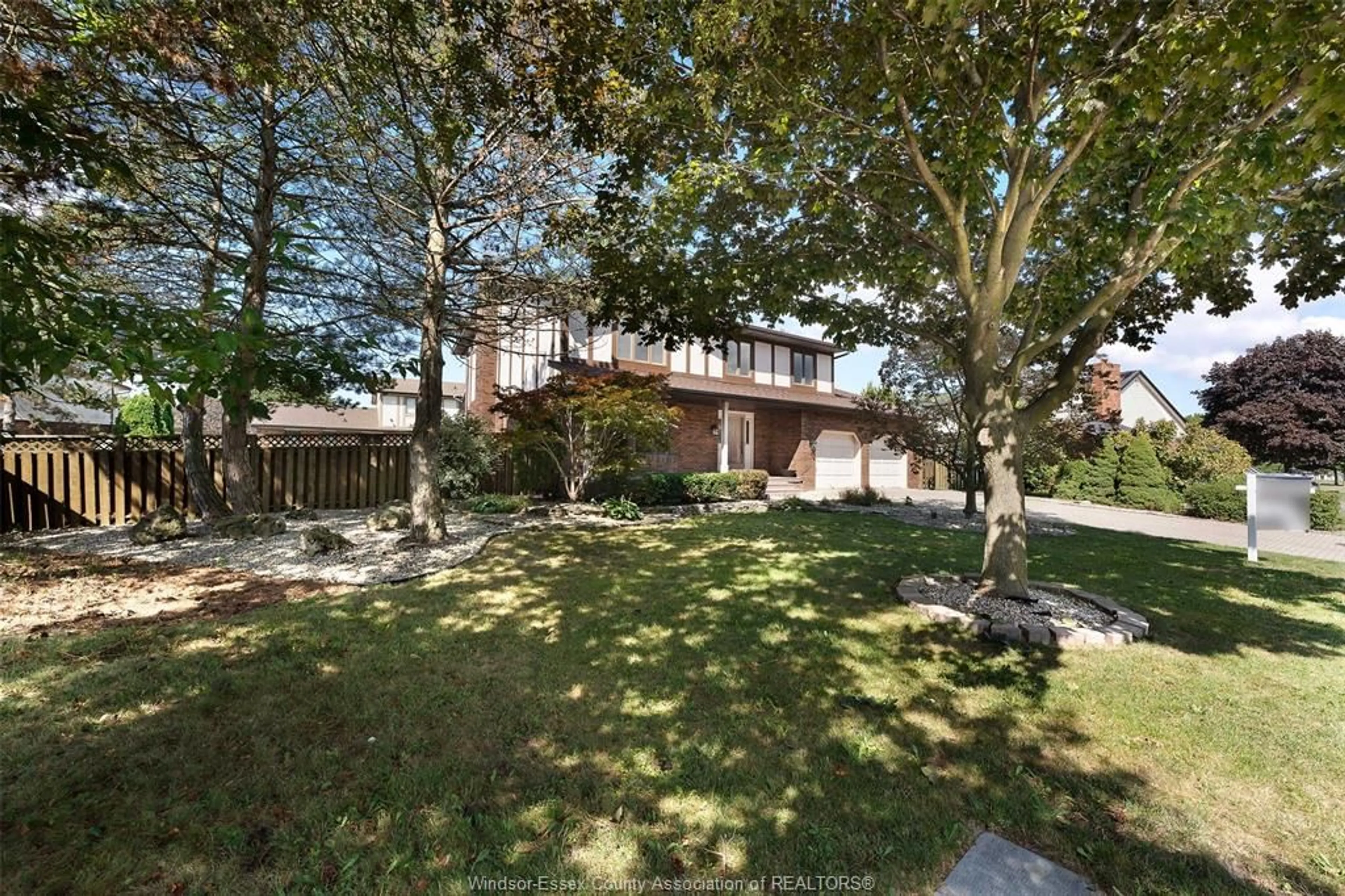 A pic from outside/outdoor area/front of a property/back of a property/a pic from drone, street for 294 Hyde Park, Amherstburg Ontario N9V 3R3