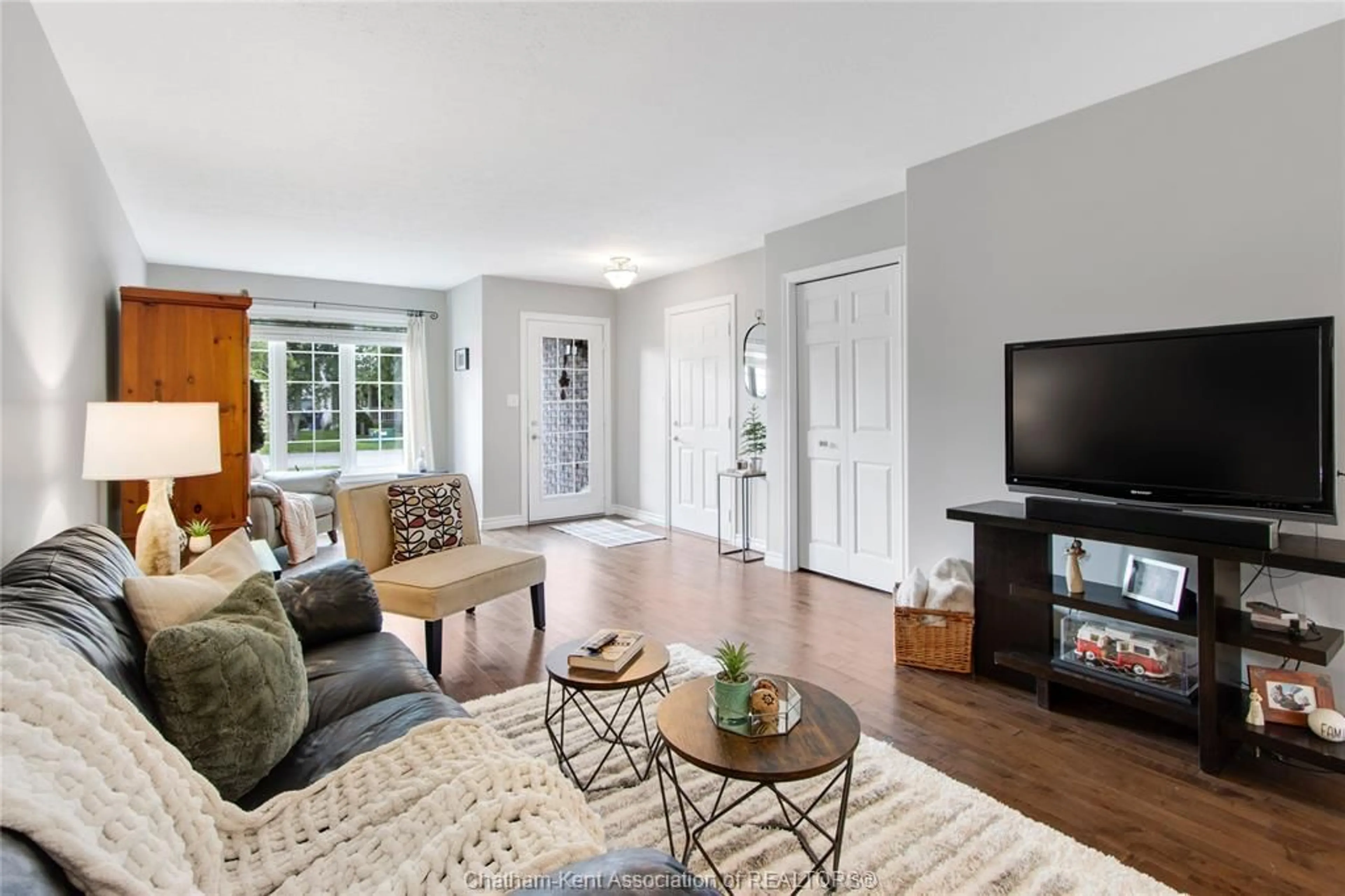 Living room with furniture, unknown for 83 GREENFIELD Lane, Chatham Ontario N7L 5N4