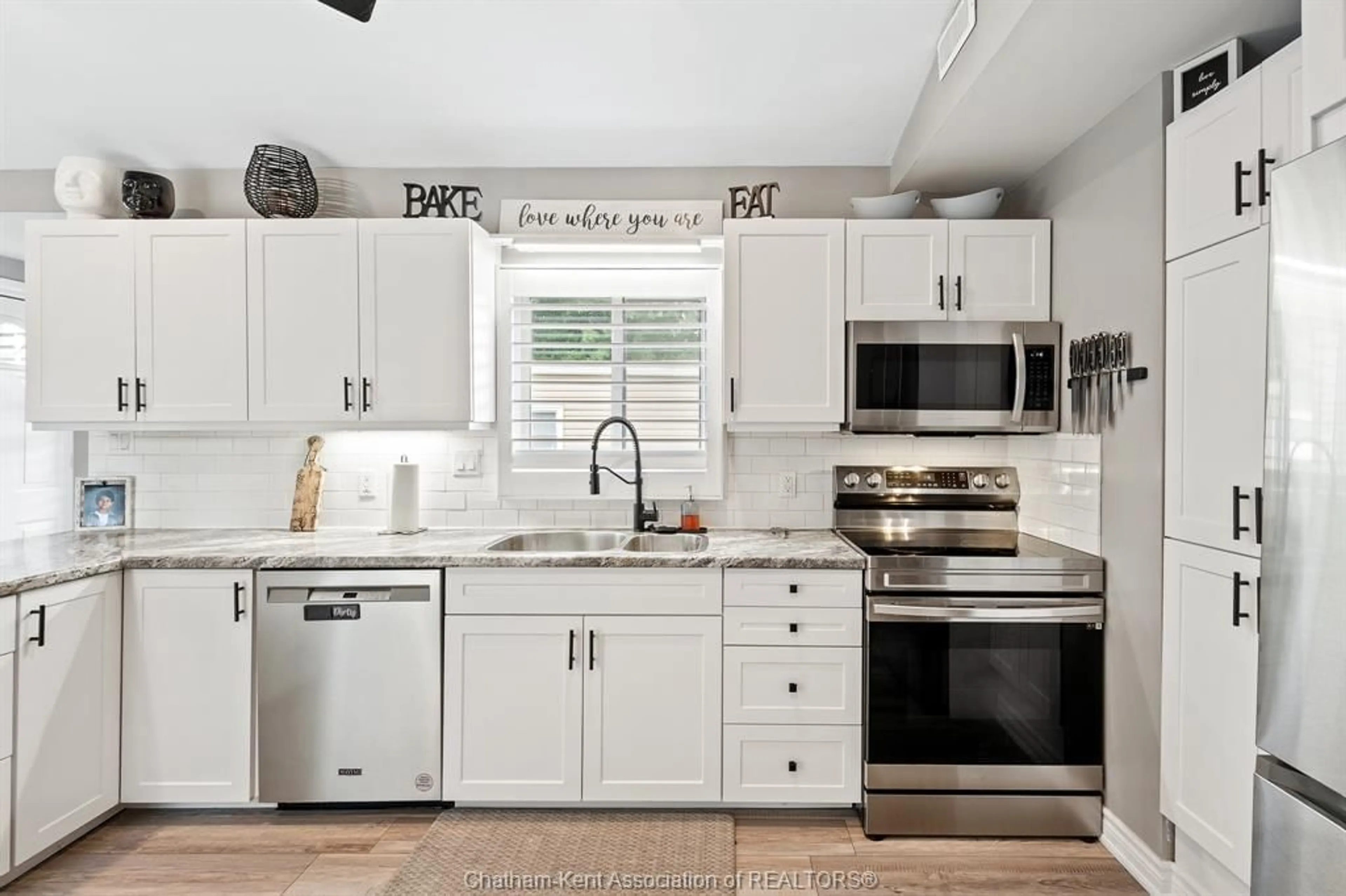 Open concept kitchen, ceramic/tile floor for 23 Sutton Crt, Chatham Ontario N7L 4G4