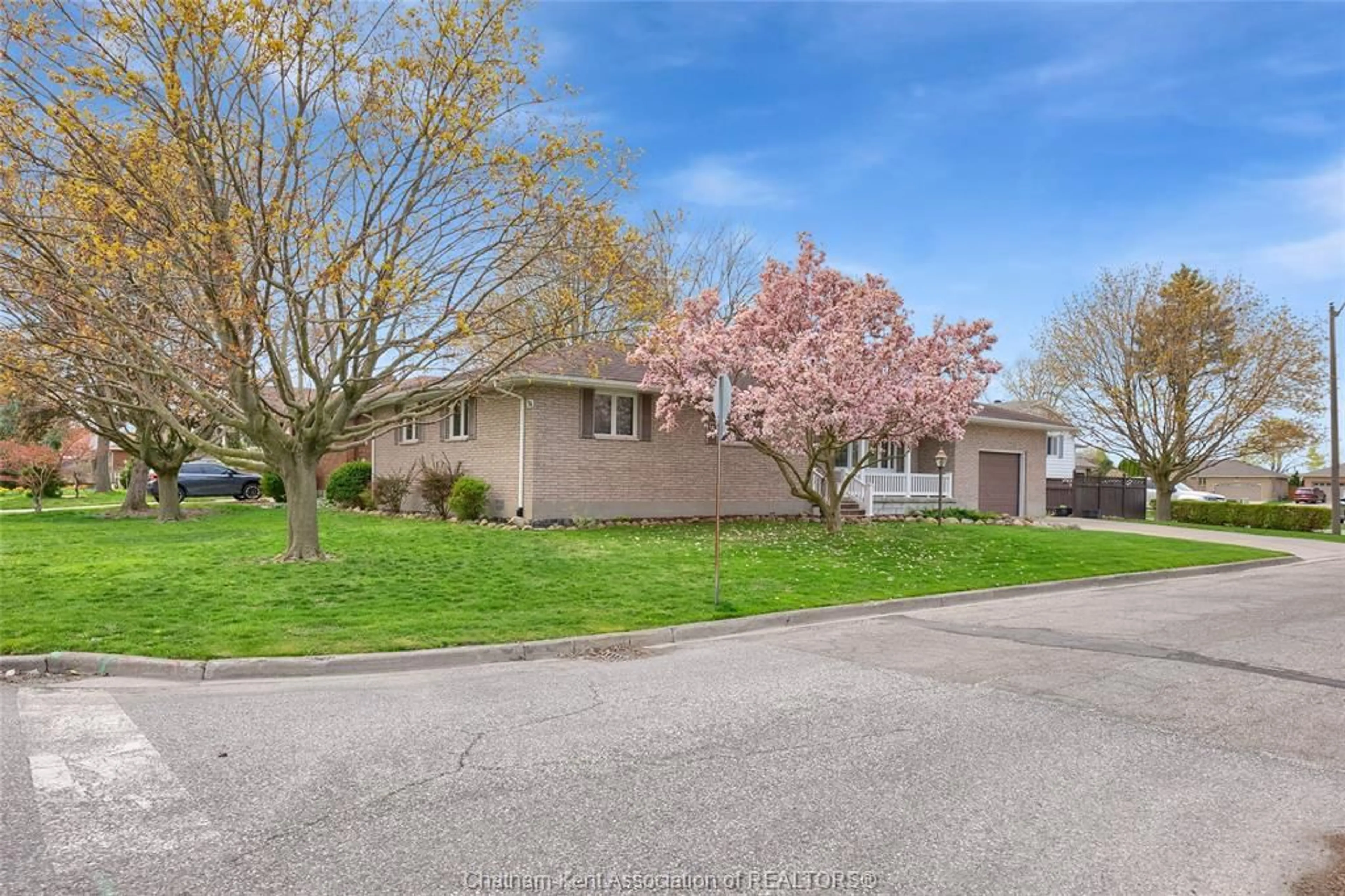 A pic from outside/outdoor area/front of a property/back of a property/a pic from drone, street for 36 BRIDLE PATH Rd, Wallaceburg Ontario N8A 5A9