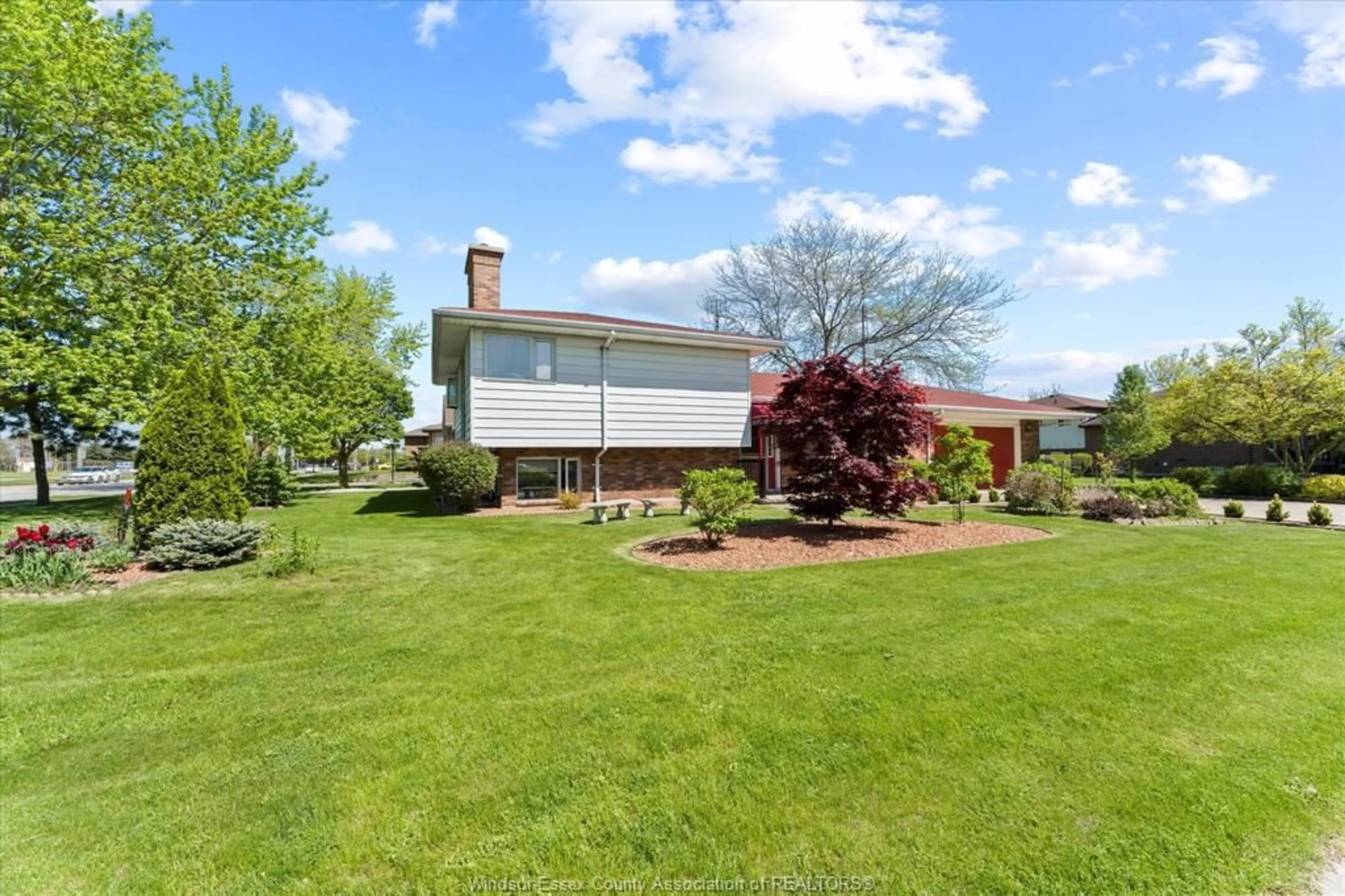 A pic from outside/outdoor area/front of a property/back of a property/a pic from drone, water/lake/river/ocean view for 444 Oak St, Leamington Ontario N8H 3V7