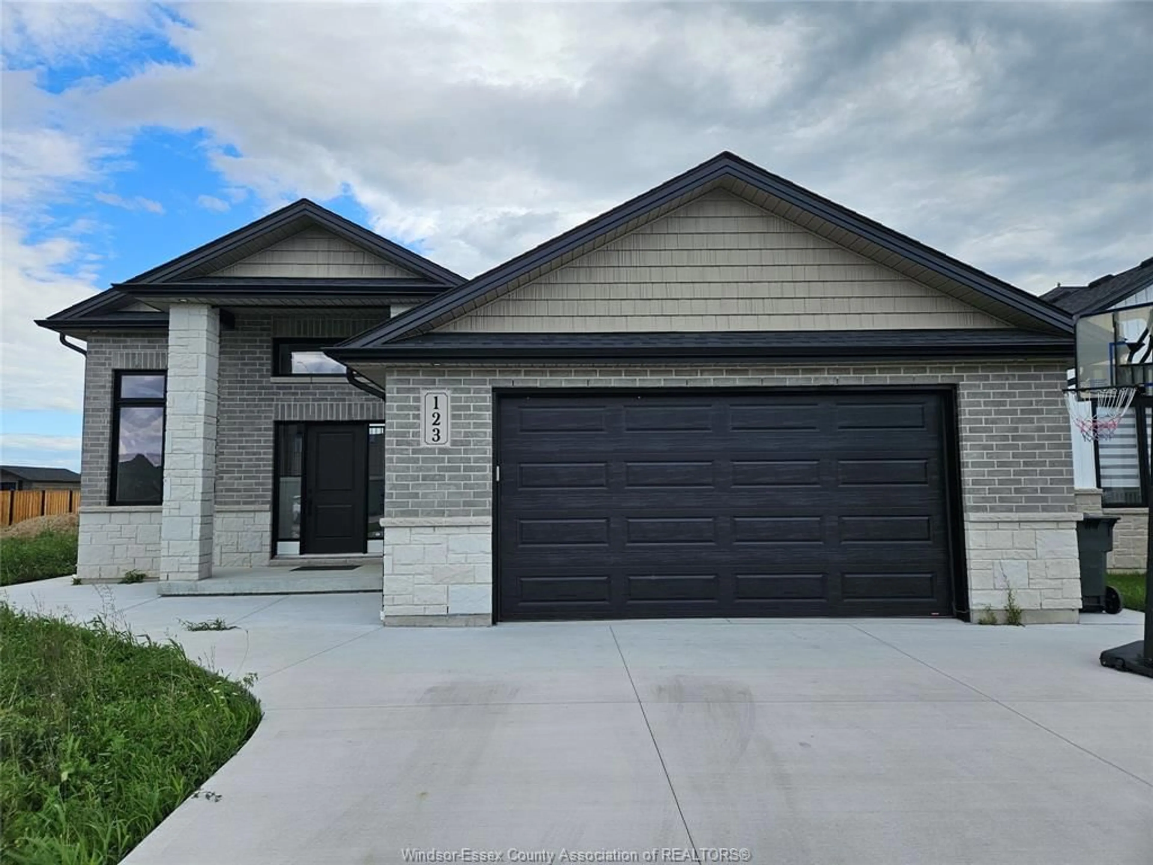 Home with brick exterior material, street for 123 KINGSBRIDGE Dr, Amherstburg Ontario N9V 0G8