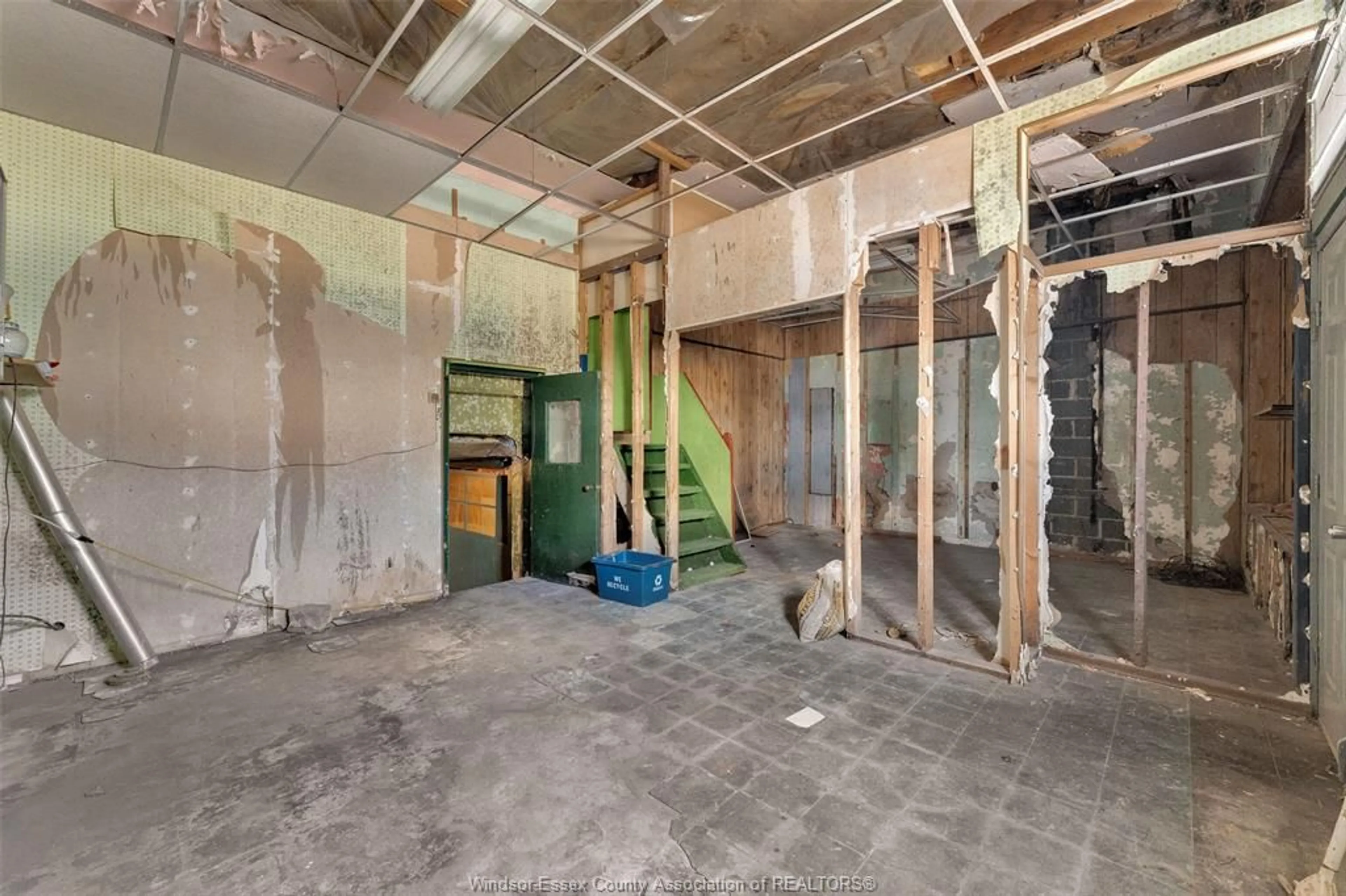 Indoor foyer for 1111-1115 Drouillard Rd, Windsor Ontario N8Y 2R2