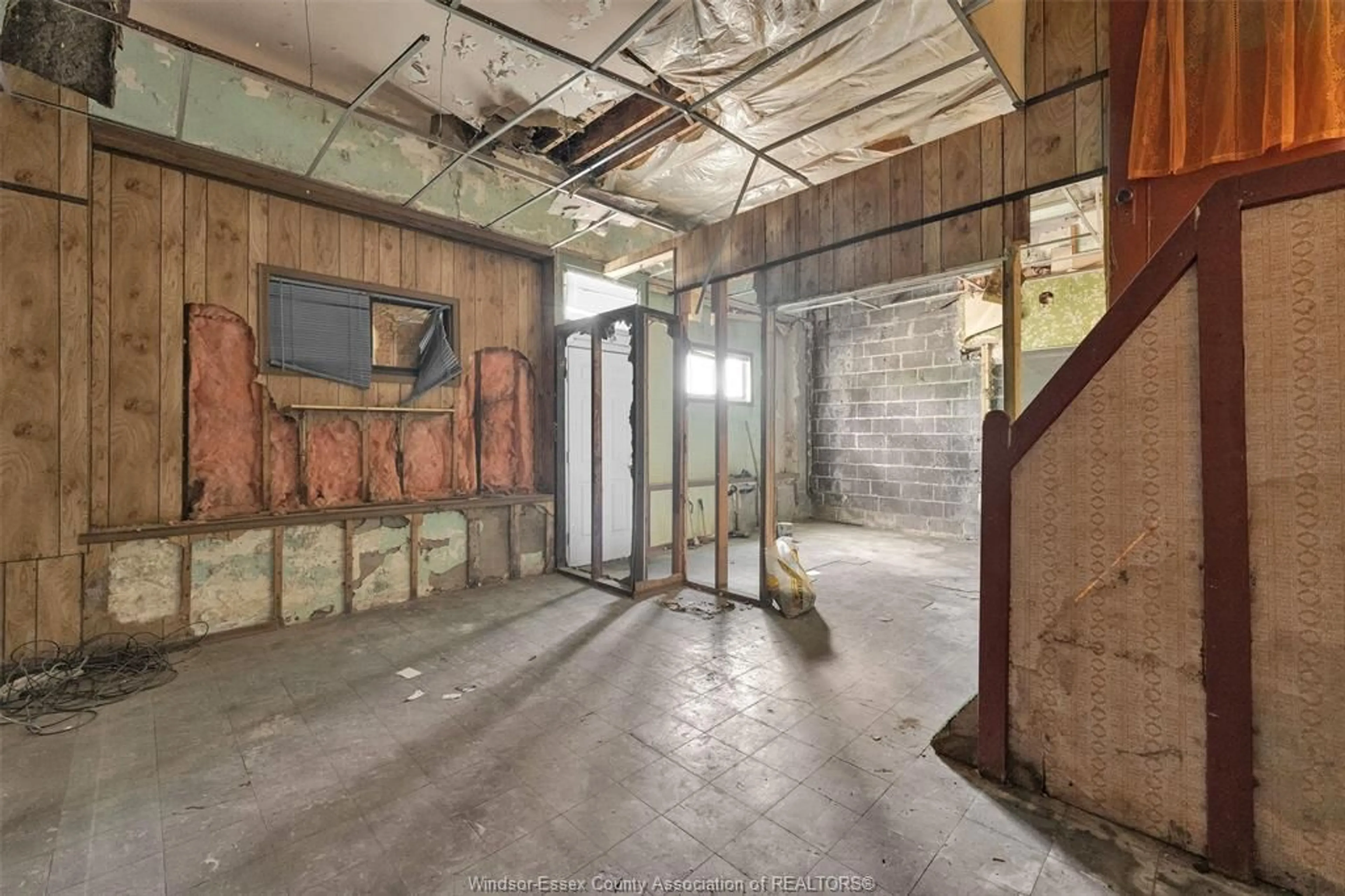 Indoor foyer for 1111-1115 Drouillard Rd, Windsor Ontario N8Y 2R2