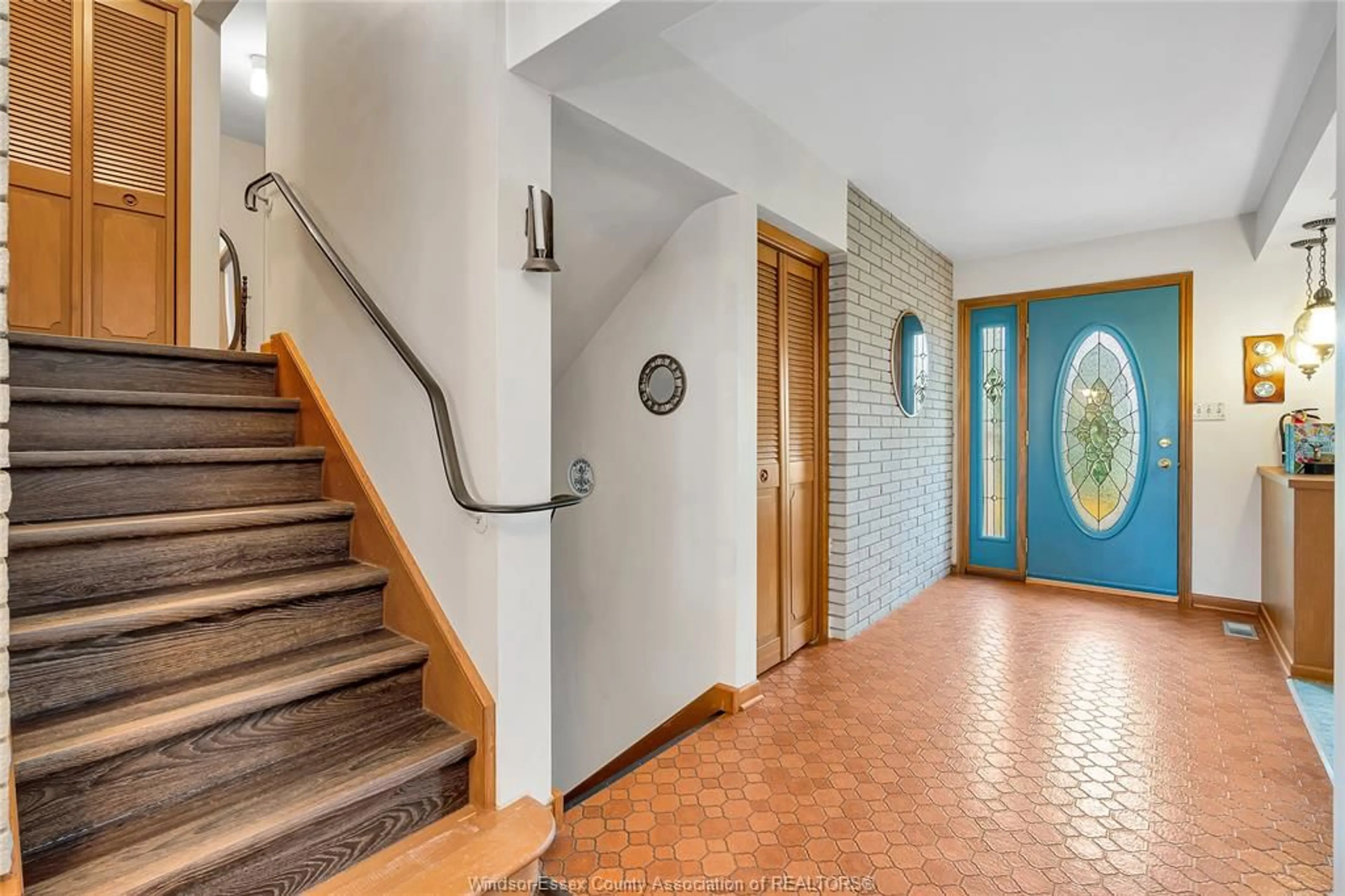 Indoor foyer for 366 ROAD 2, Kingsville Ontario N9Y 2E4