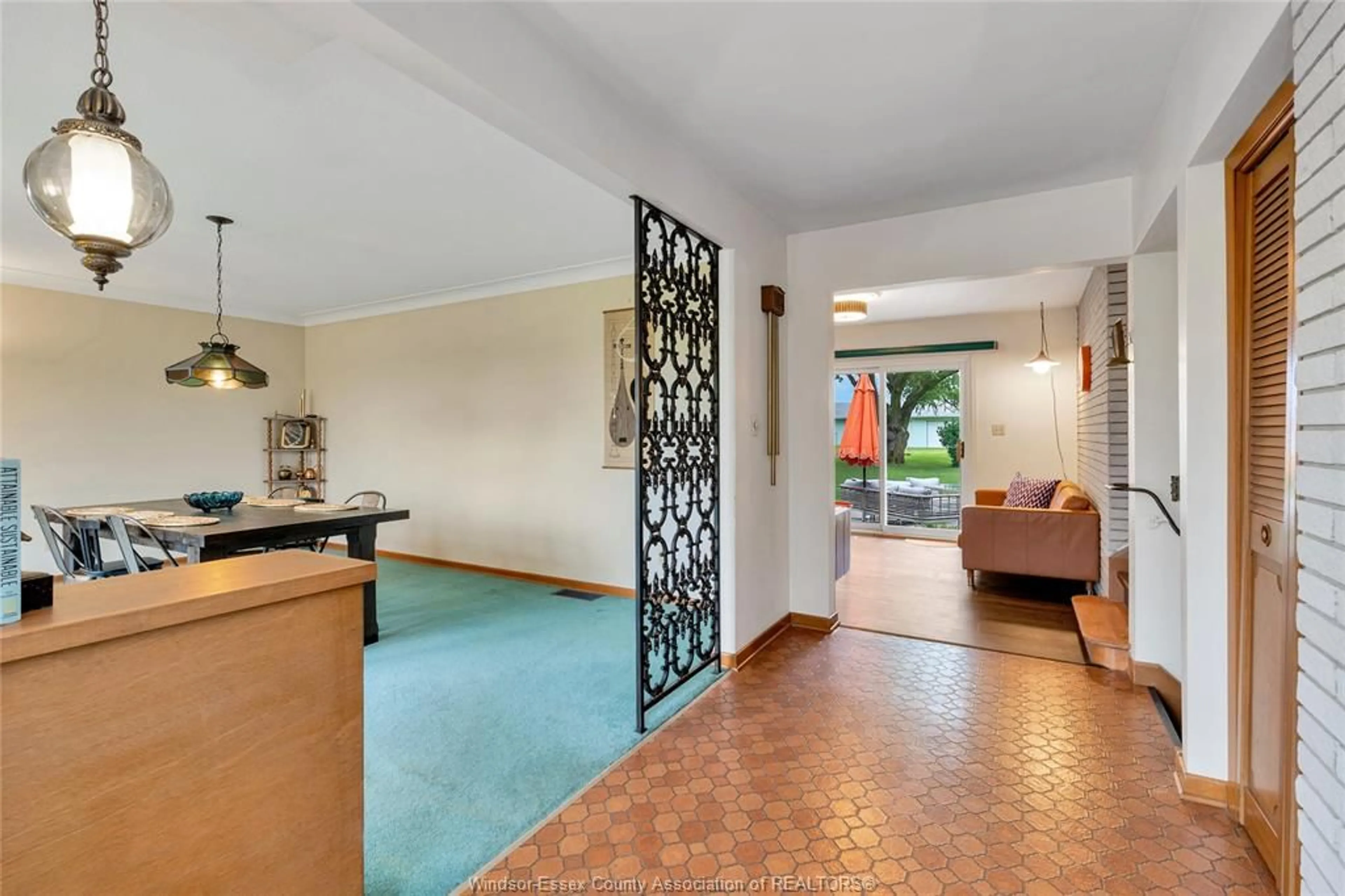 Indoor foyer for 366 ROAD 2, Kingsville Ontario N9Y 2E4