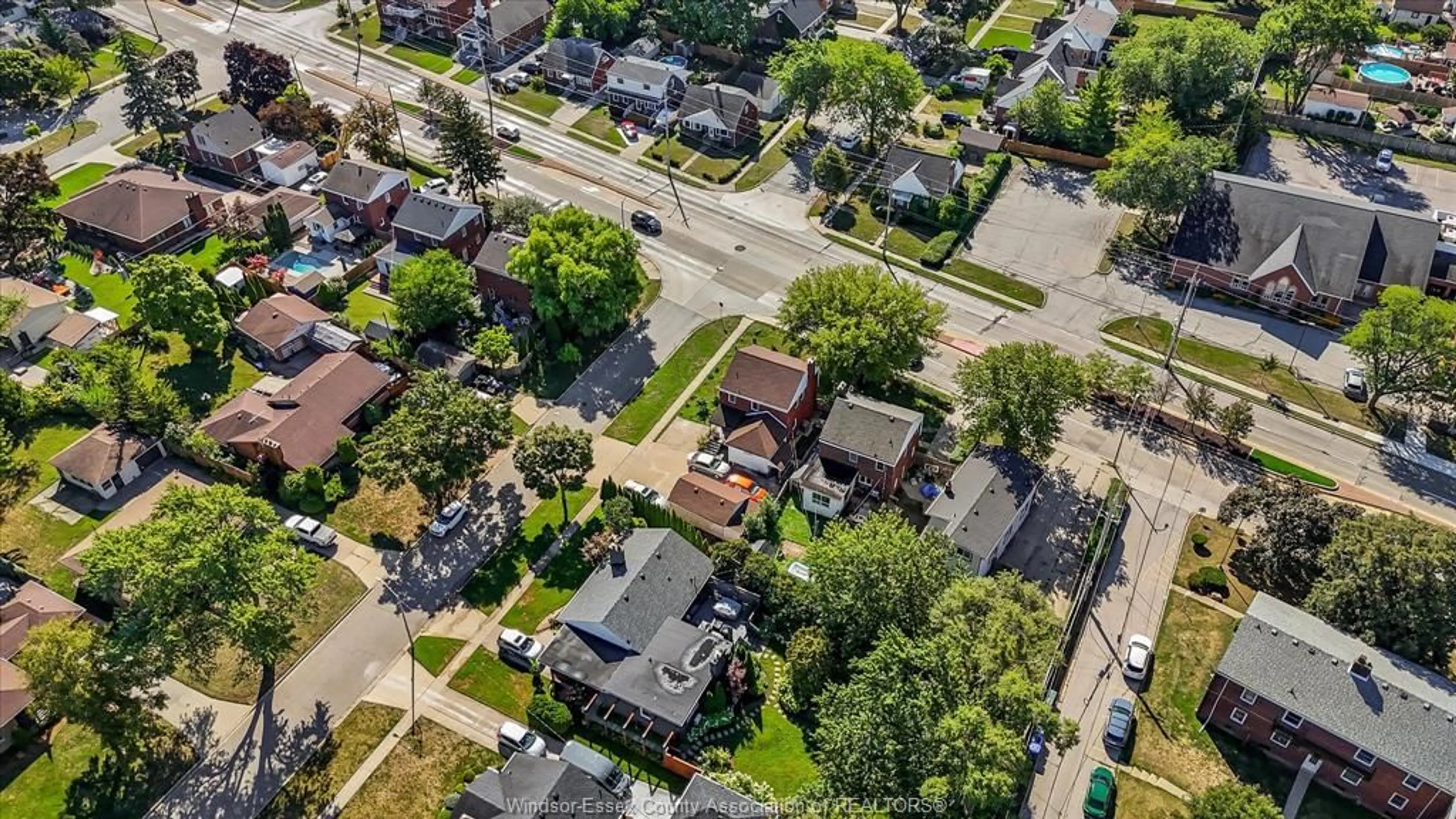 A pic from outside/outdoor area/front of a property/back of a property/a pic from drone, street for 5188 WYANDOTTE St, Windsor Ontario N8S 1L2