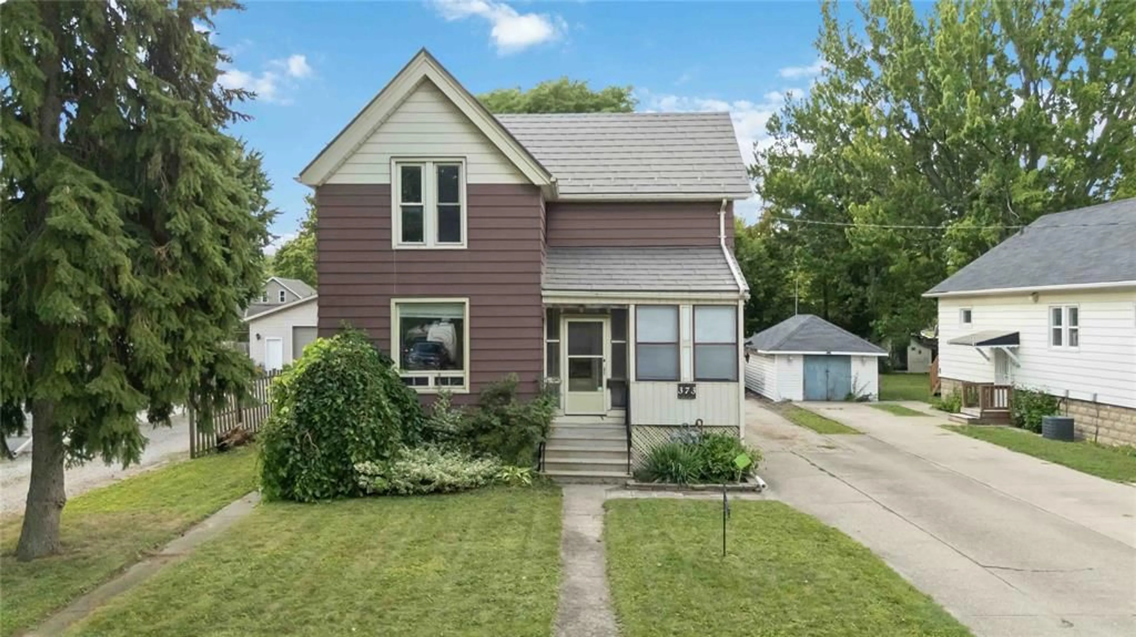 Home with vinyl exterior material, street for 373 PALMERSTON St, Sarnia Ontario N7T 3P1