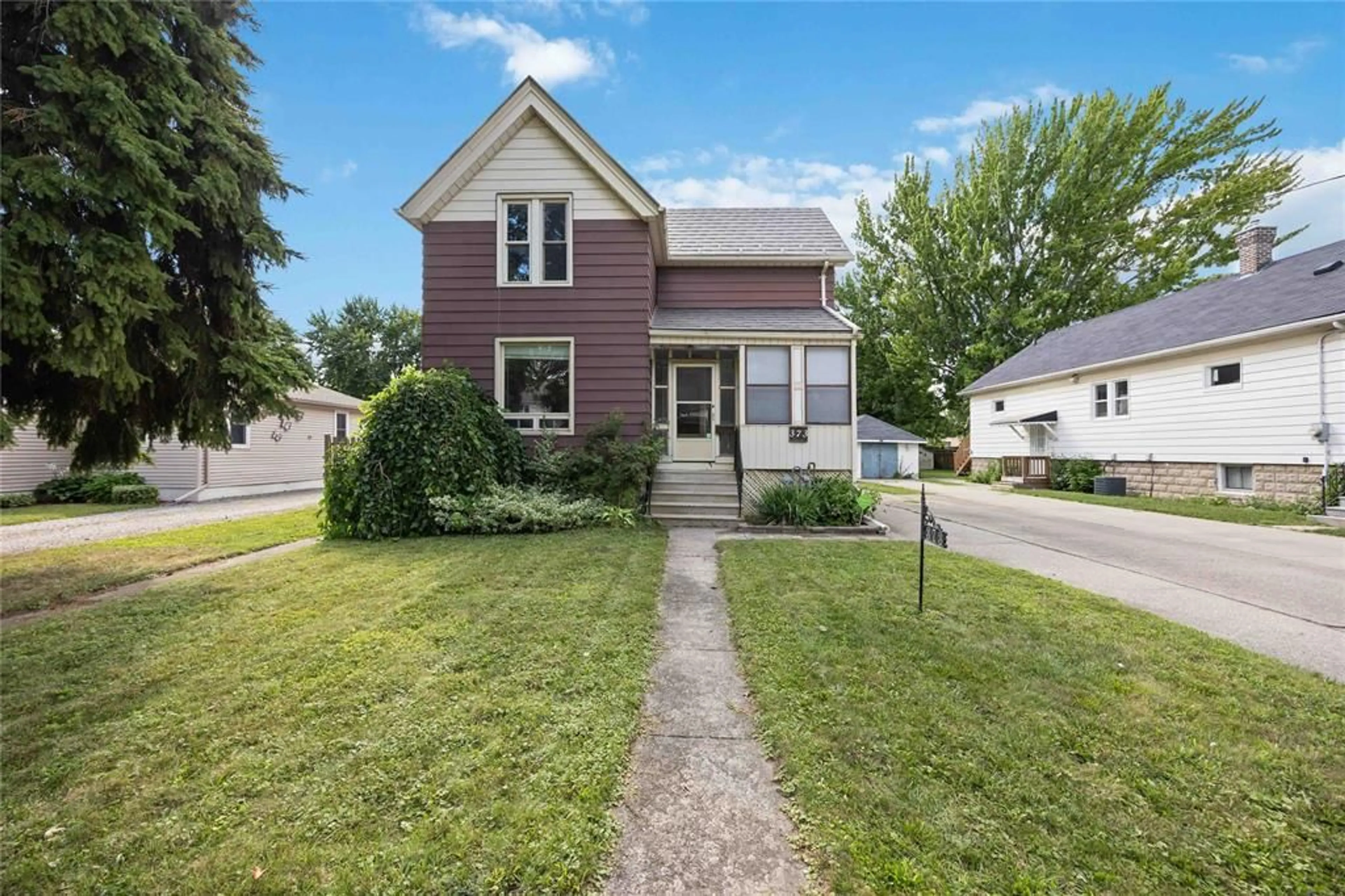 Home with vinyl exterior material, street for 373 PALMERSTON St, Sarnia Ontario N7T 3P1