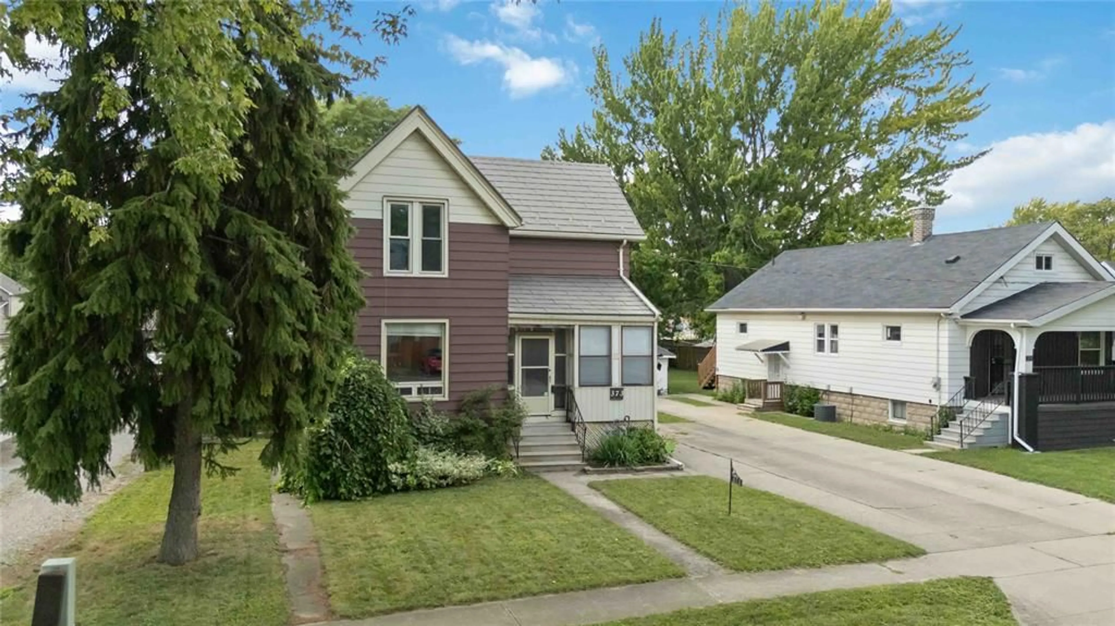Home with vinyl exterior material, street for 373 PALMERSTON St, Sarnia Ontario N7T 3P1