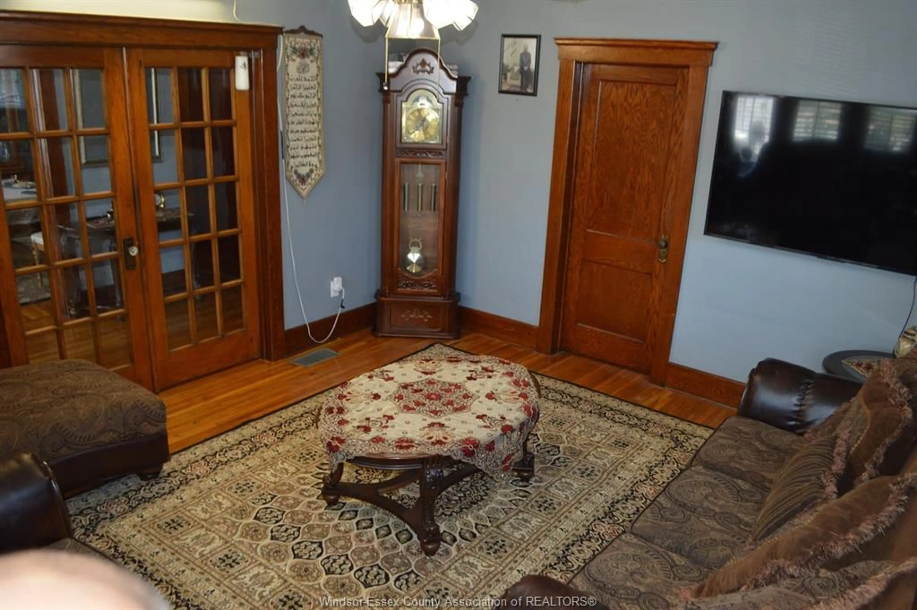 Indoor foyer for 156 GILES Blvd, Windsor Ontario N9A 4B9