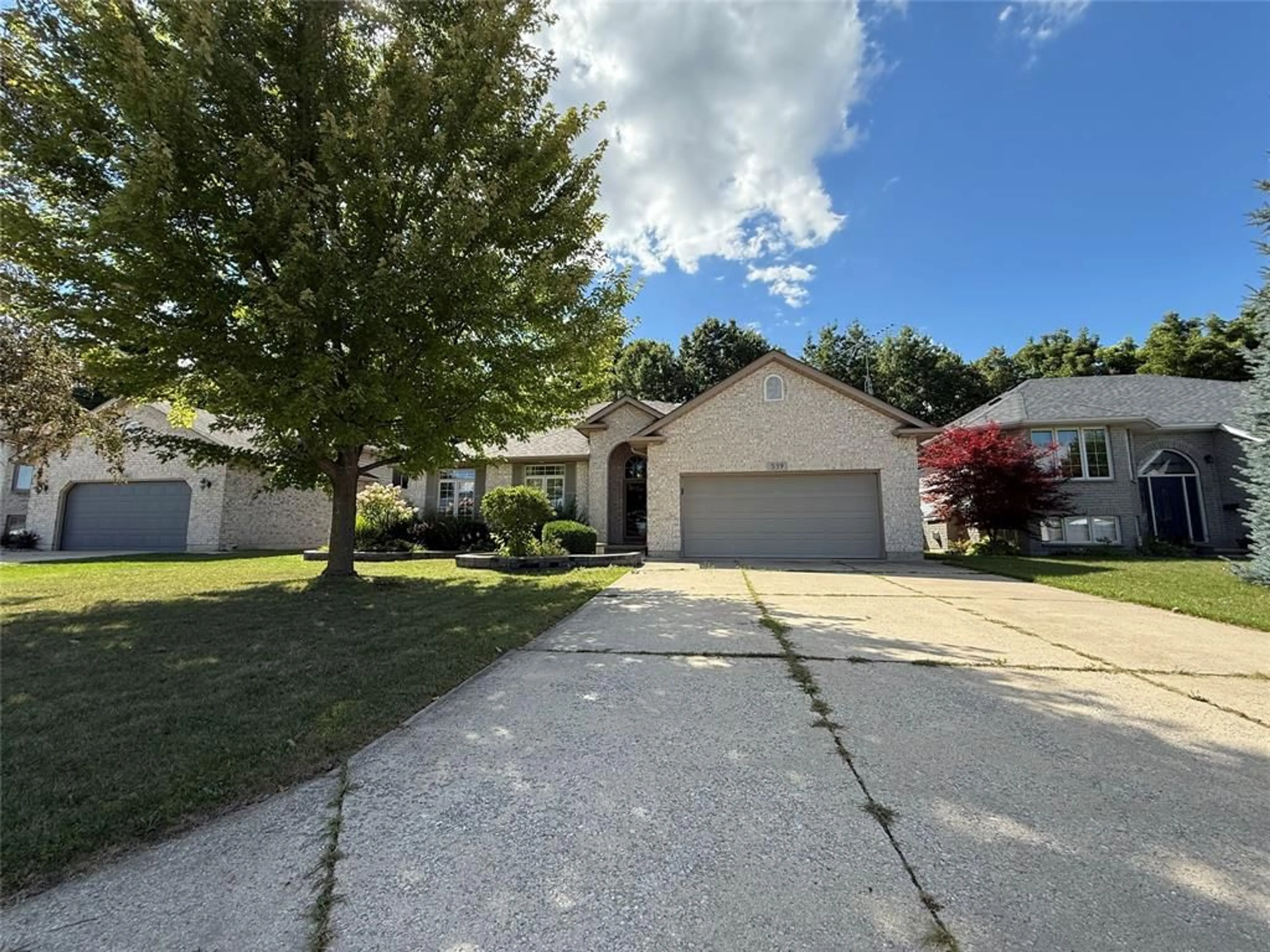A pic from outside/outdoor area/front of a property/back of a property/a pic from drone, street for 539 COUNTRYVIEW Dr, Petrolia Ontario N0N 1R0