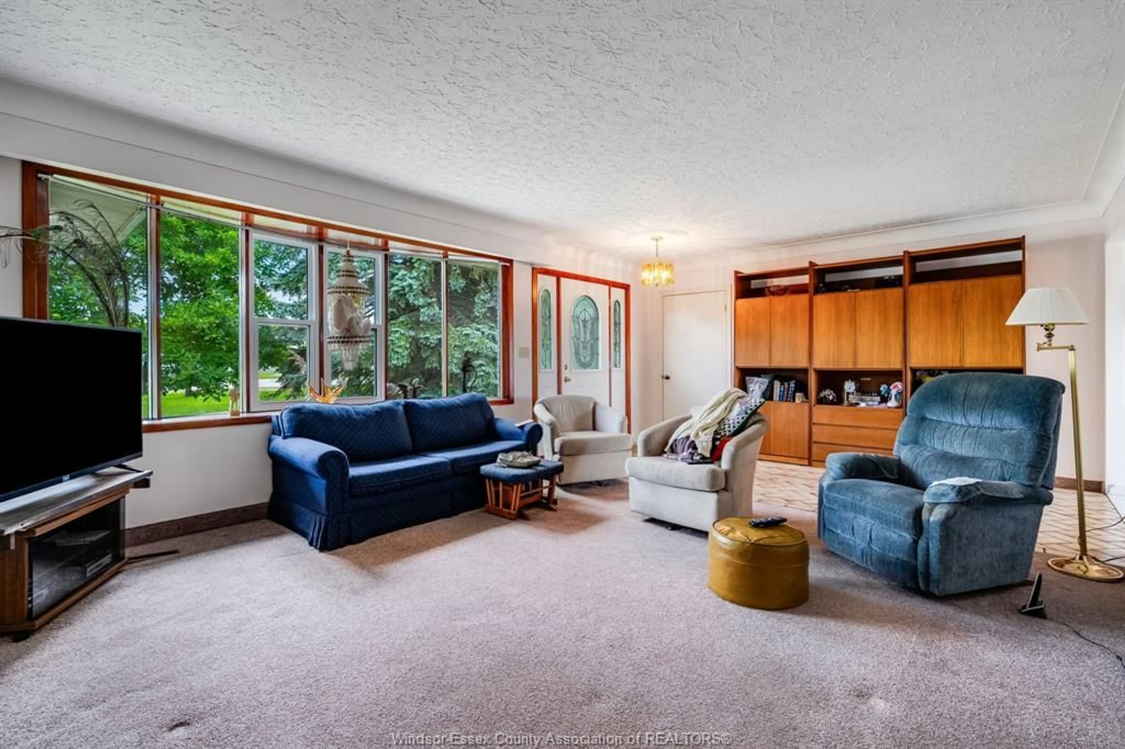 Living room with furniture, carpet floor for 2017 Talbot Rd, Kingsville Ontario N9Y 2E4
