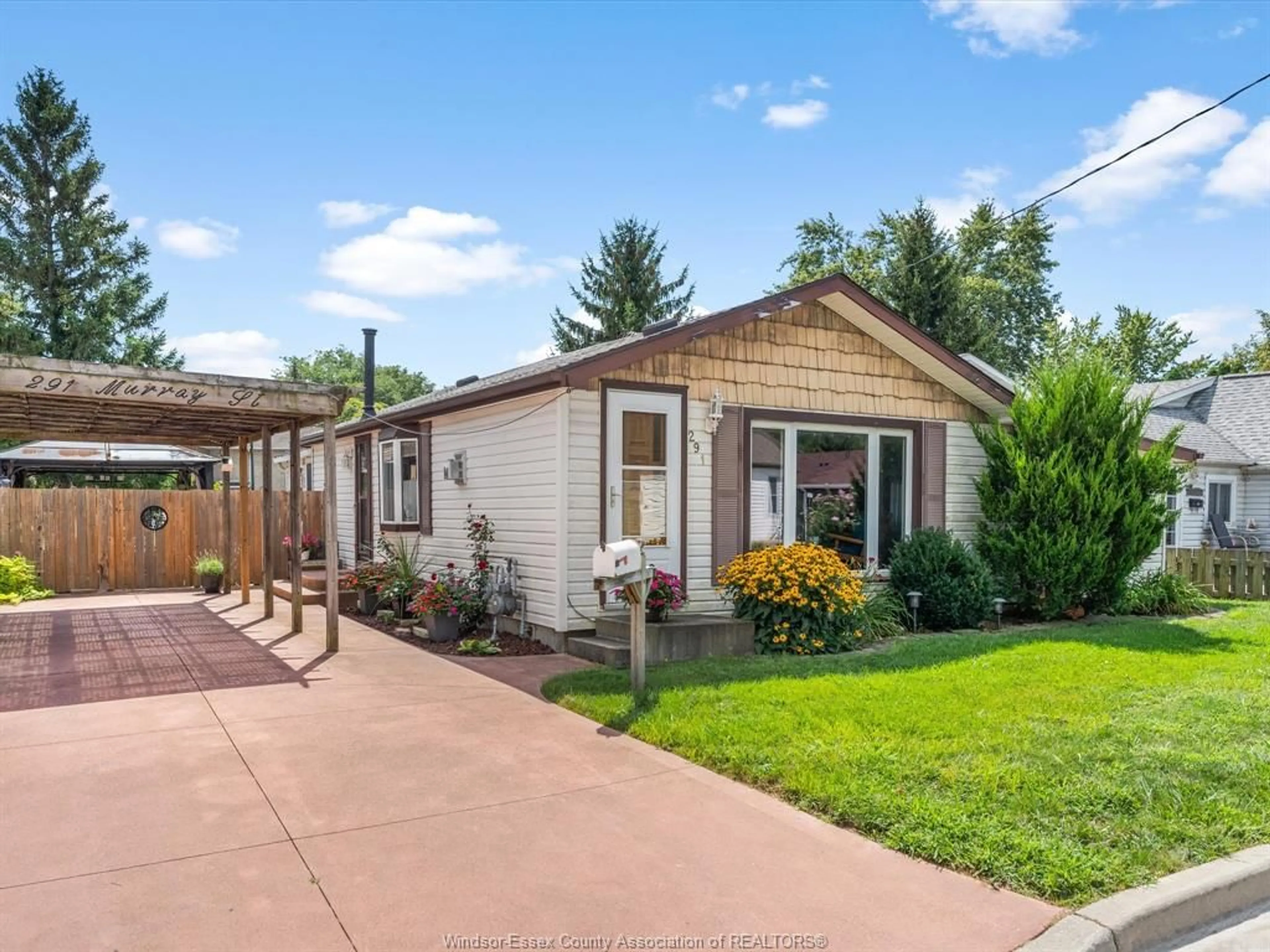Home with vinyl exterior material, street for 291 MURRAY, Amherstburg Ontario N9V 1K2