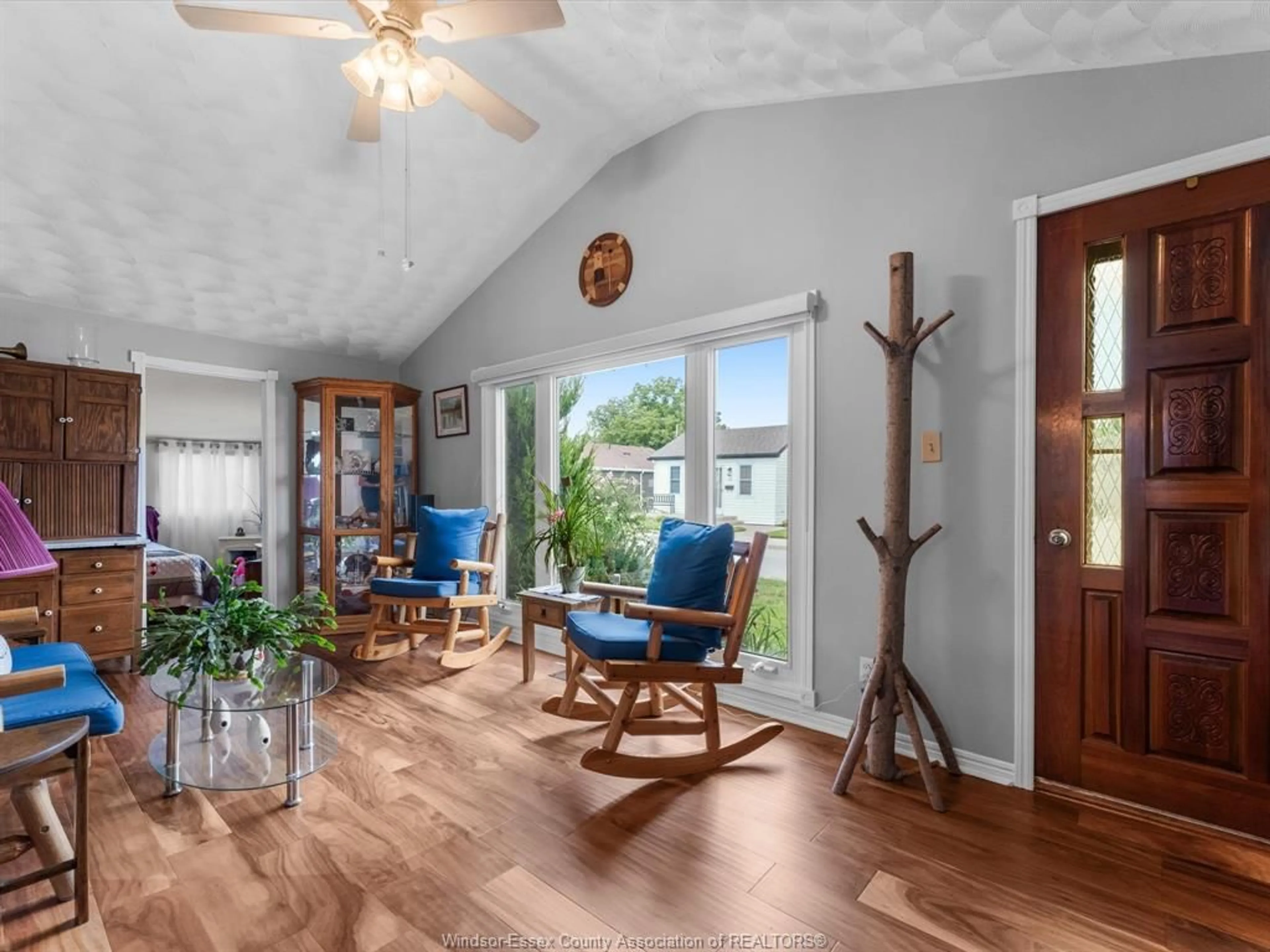 Living room with furniture, wood/laminate floor for 291 MURRAY, Amherstburg Ontario N9V 1K2
