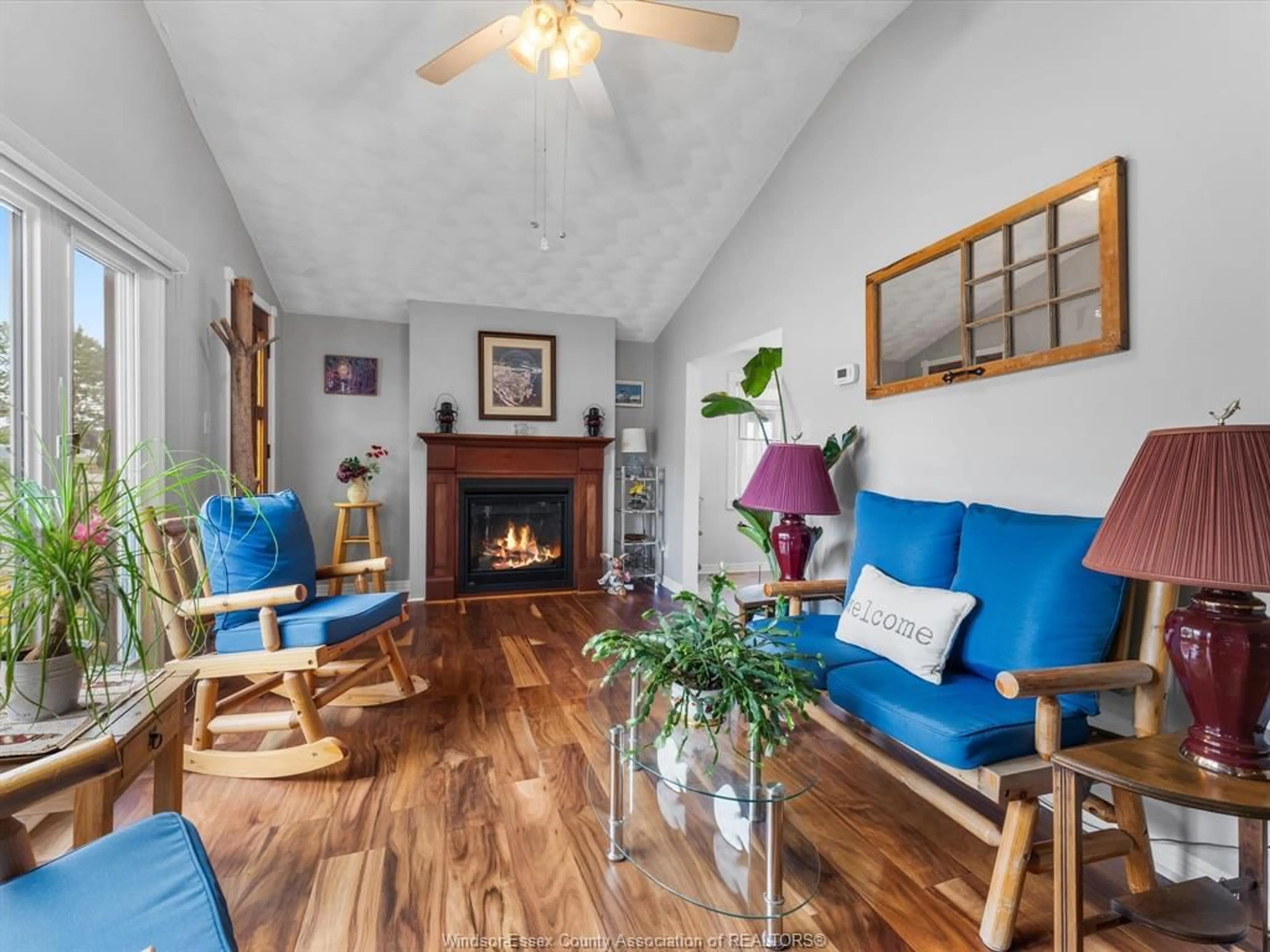Living room with furniture, wood/laminate floor for 291 MURRAY, Amherstburg Ontario N9V 1K2