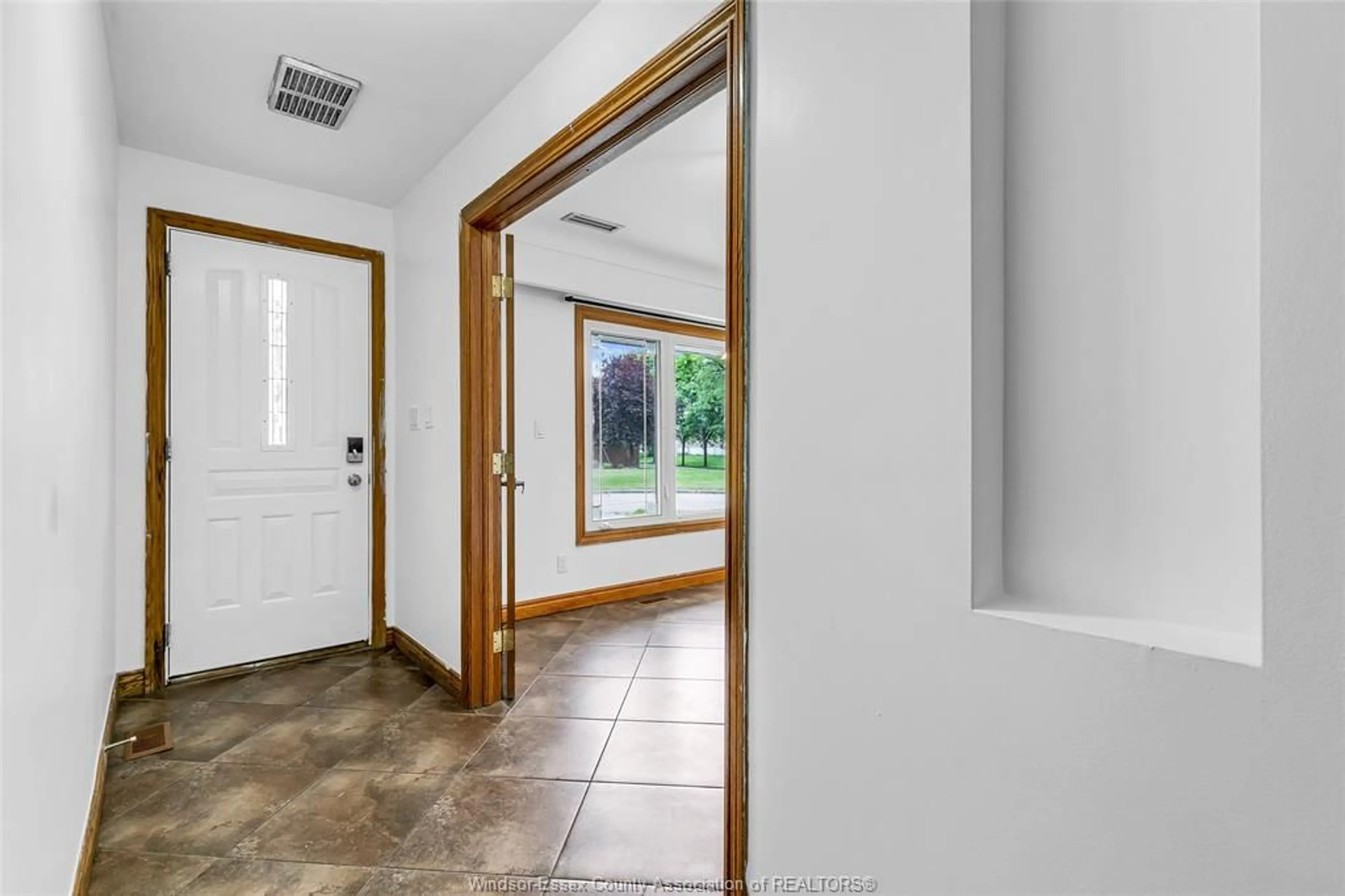 Indoor foyer for 2728 RADISSON Ave, Windsor Ontario N9E 1Y3