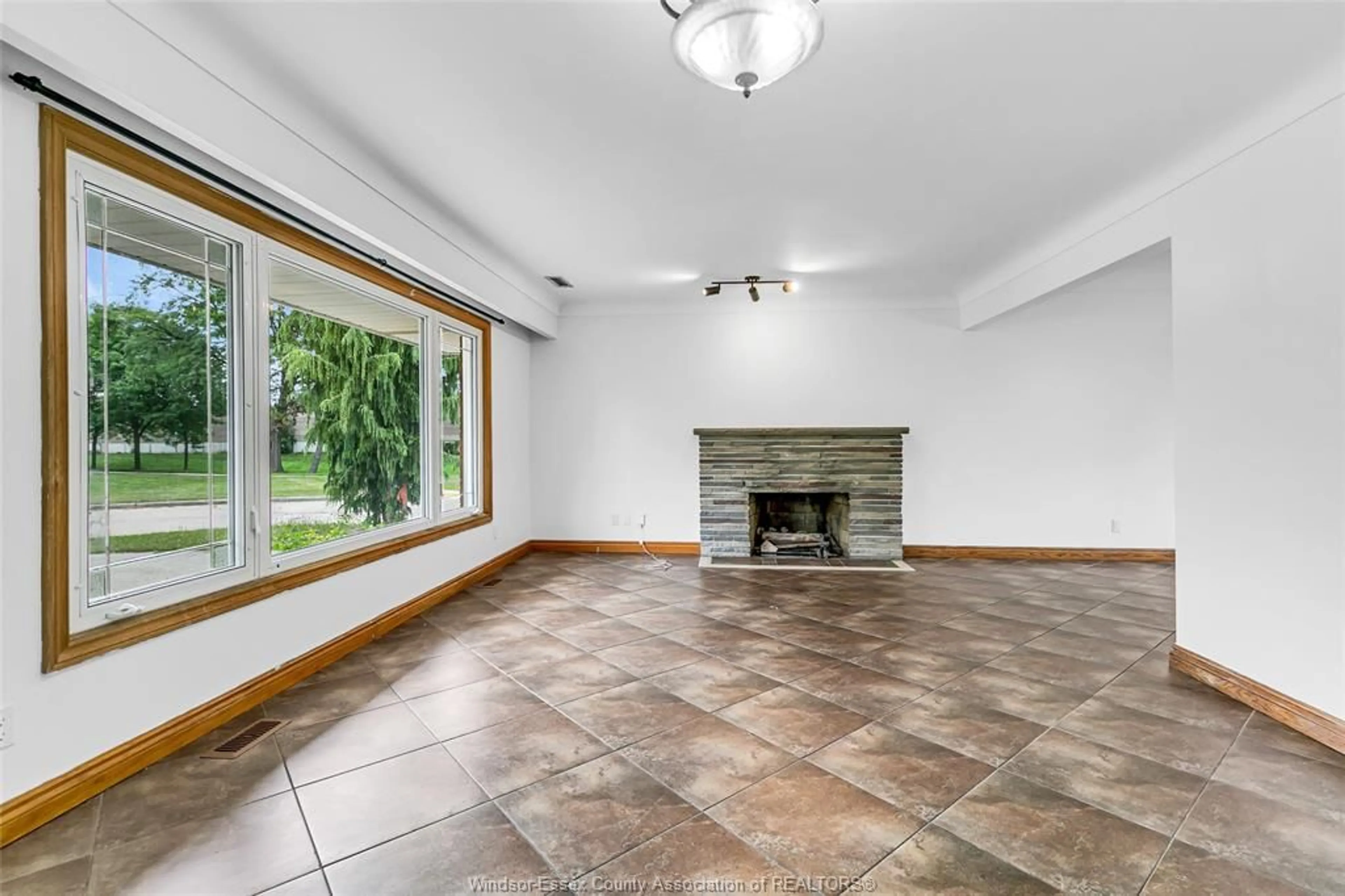 Indoor foyer for 2728 RADISSON Ave, Windsor Ontario N9E 1Y3
