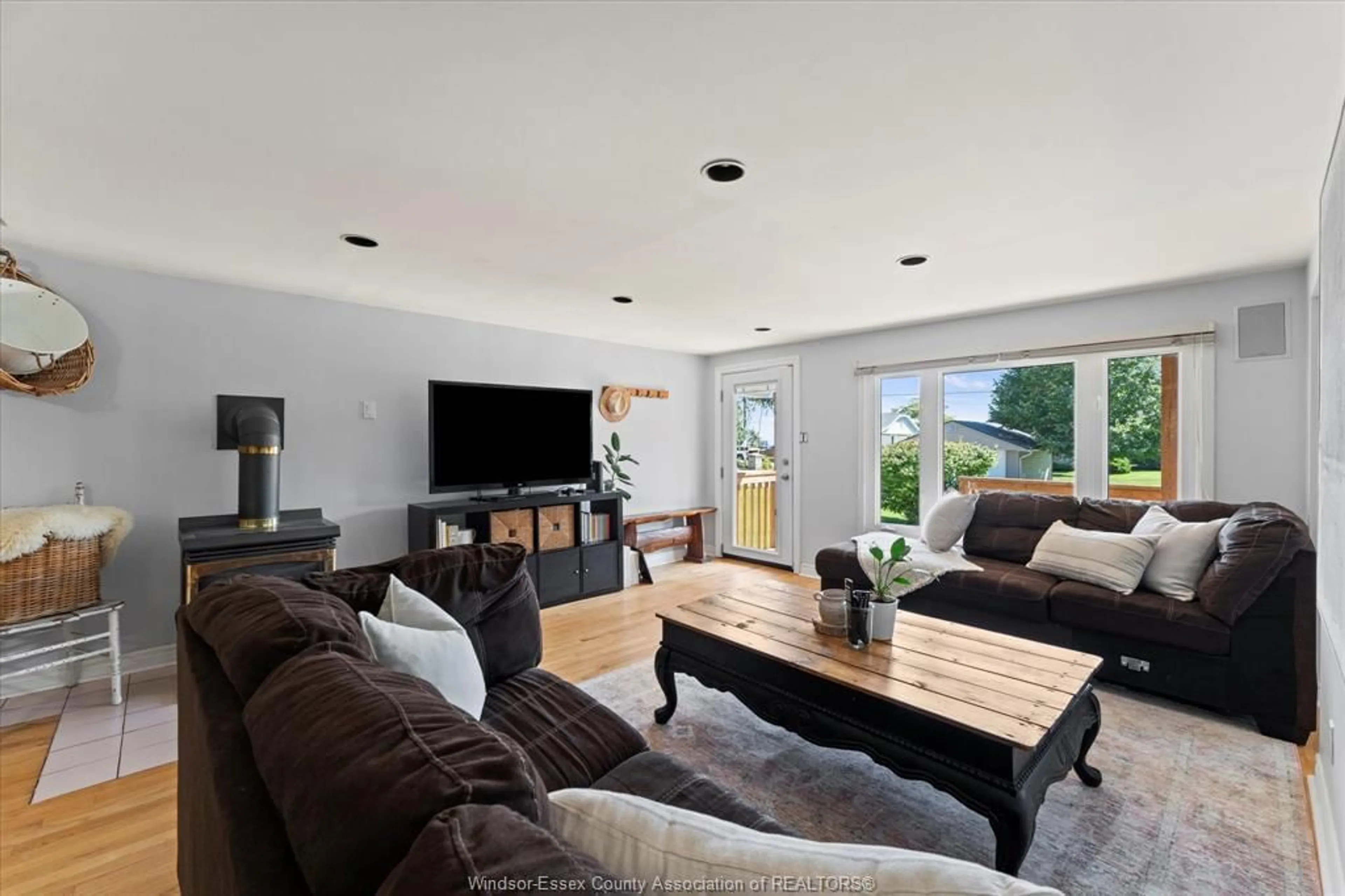 Living room with furniture, wood/laminate floor for 374 LAKEWOOD Dr, Amherstburg Ontario N9V 2Y8