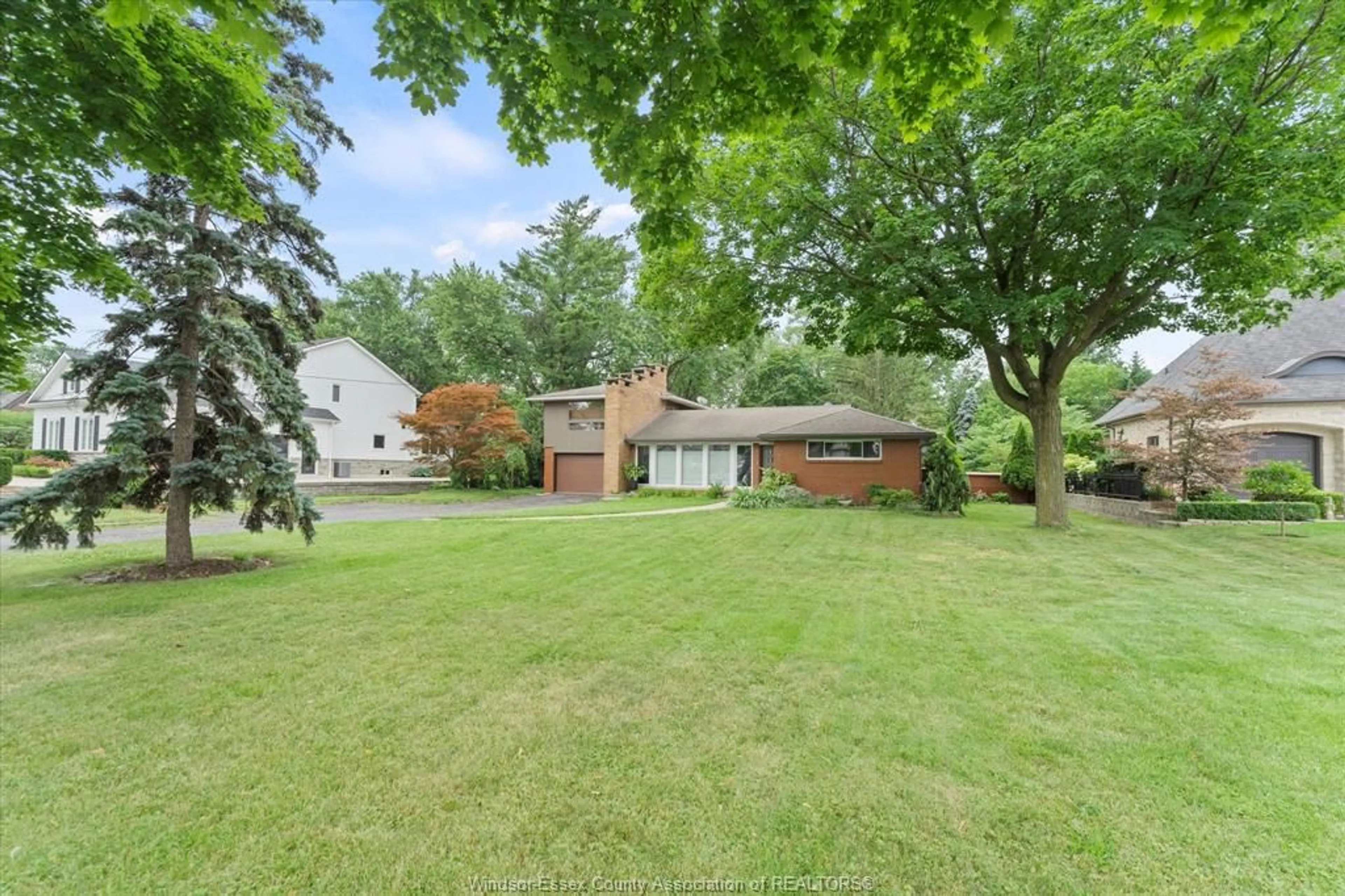 A pic from outside/outdoor area/front of a property/back of a property/a pic from drone, street for 13961 RIVERSIDE Dr, Tecumseh Ontario N8N 1B7