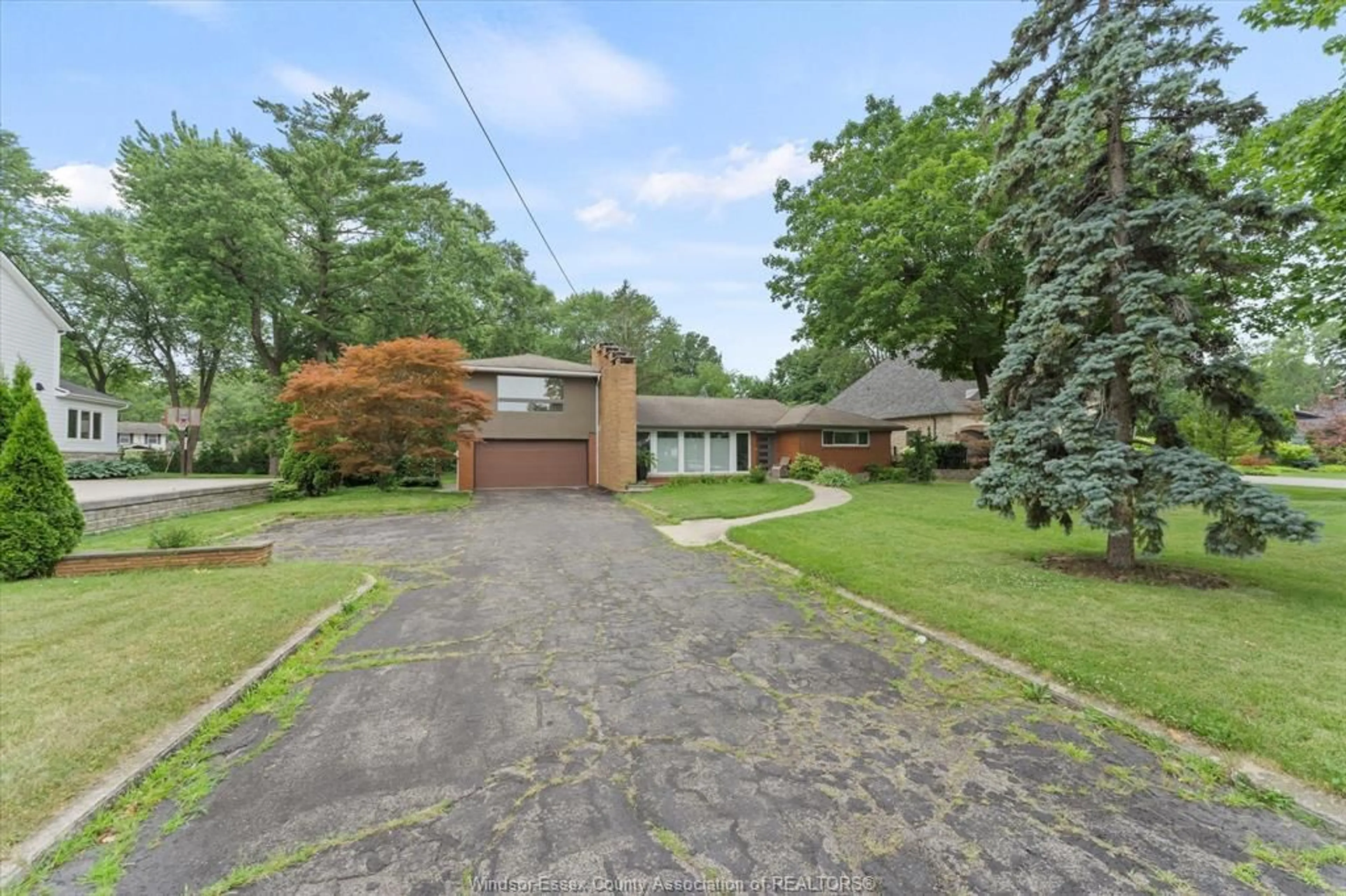 A pic from outside/outdoor area/front of a property/back of a property/a pic from drone, street for 13961 RIVERSIDE Dr, Tecumseh Ontario N8N 1B7