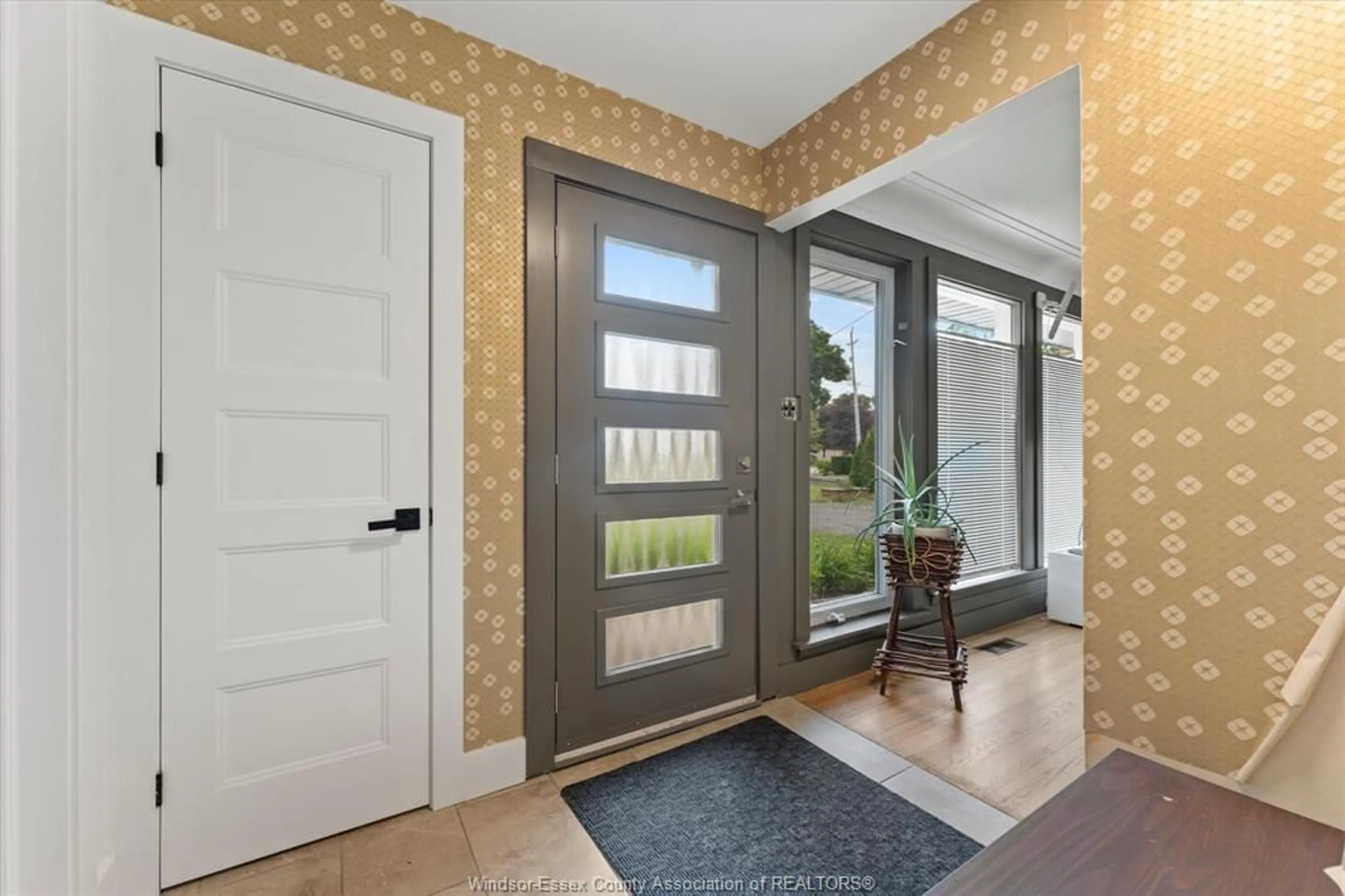 Indoor entryway for 13961 RIVERSIDE Dr, Tecumseh Ontario N8N 1B7