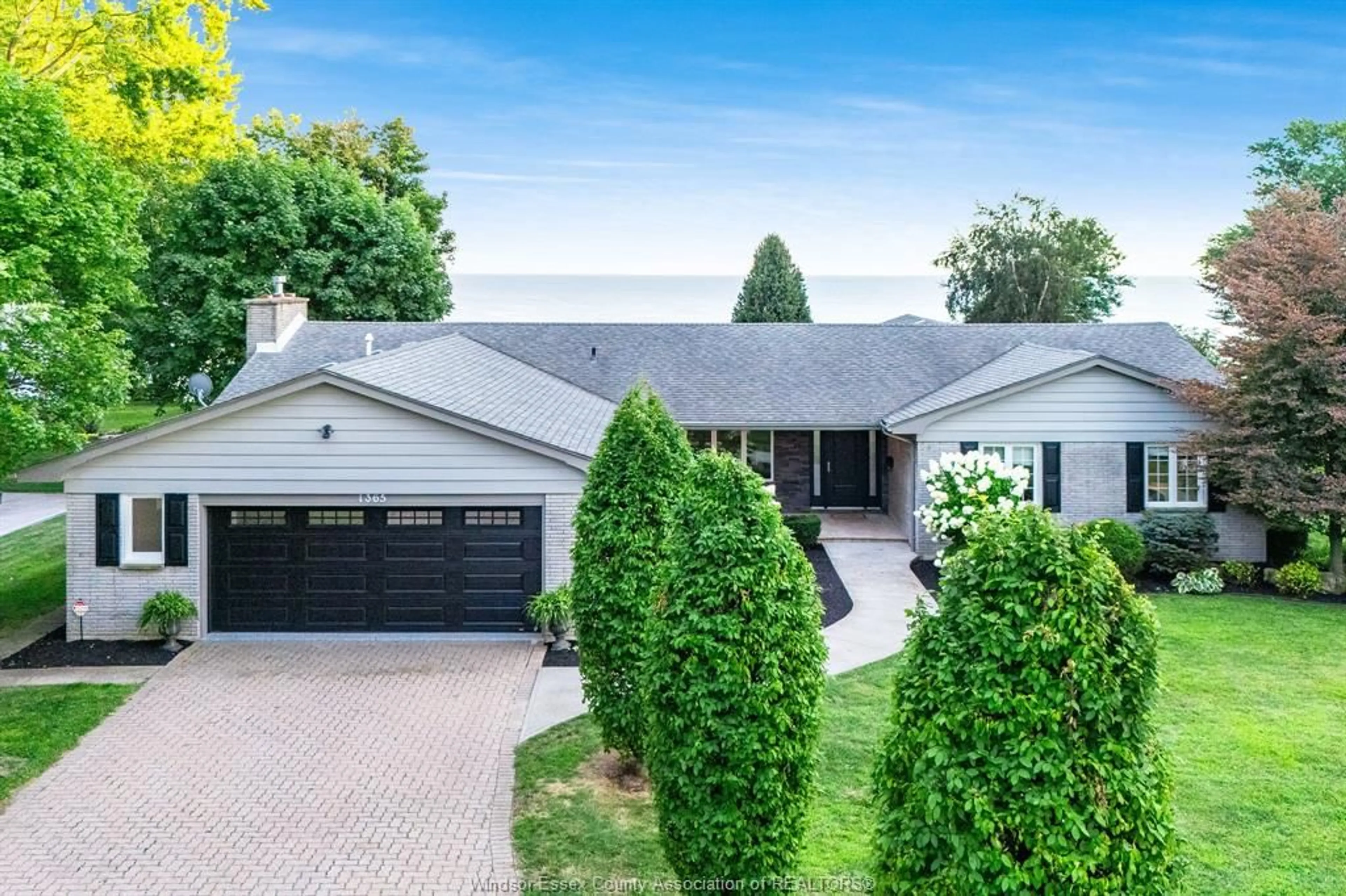 A pic from outside/outdoor area/front of a property/back of a property/a pic from drone, street for 1365 Suncrest, Kingsville Ontario N9Y 2T7