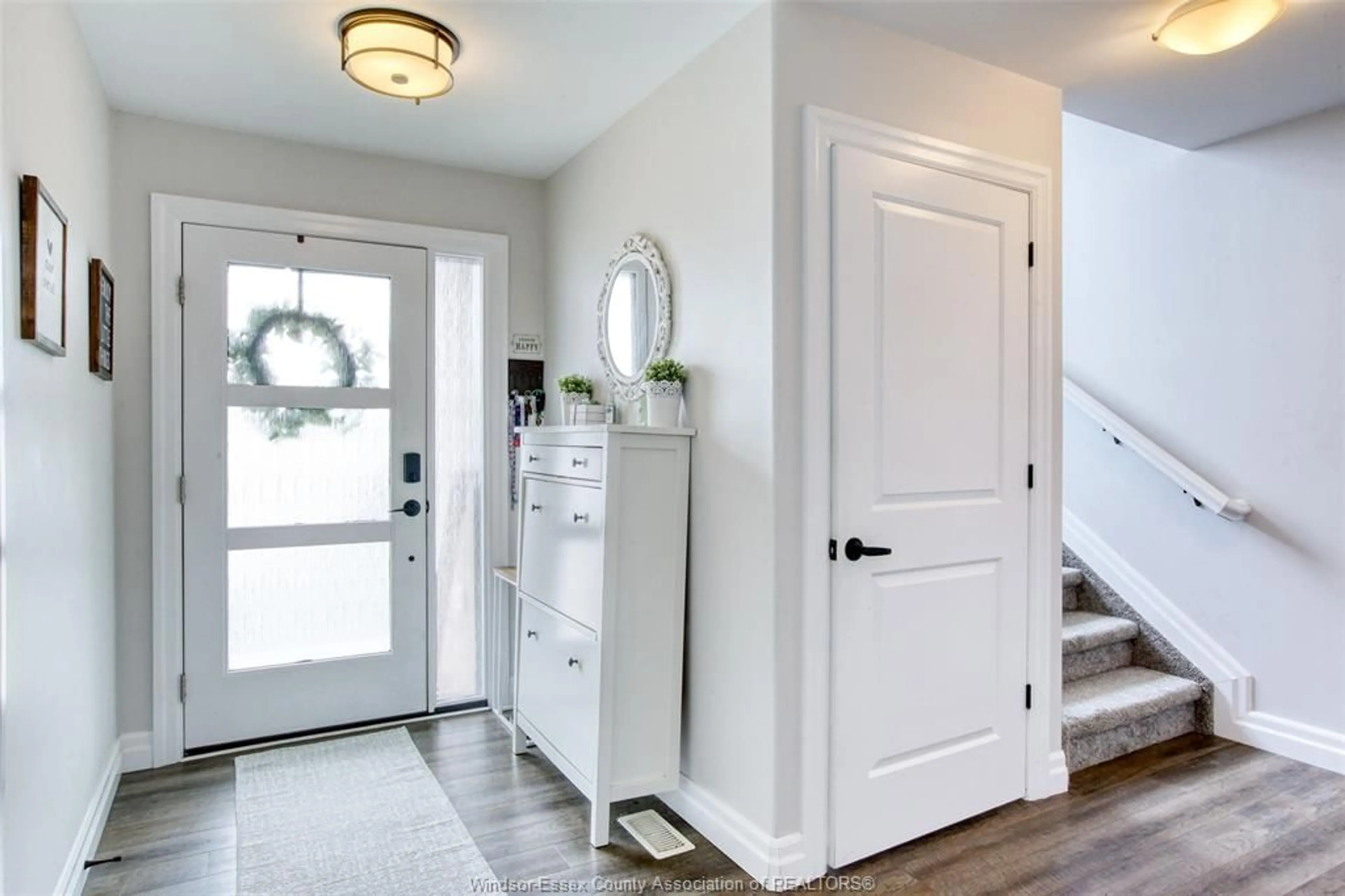 Indoor entryway for 199 MEADOWVIEW, Amherstburg Ontario N9V 0G1