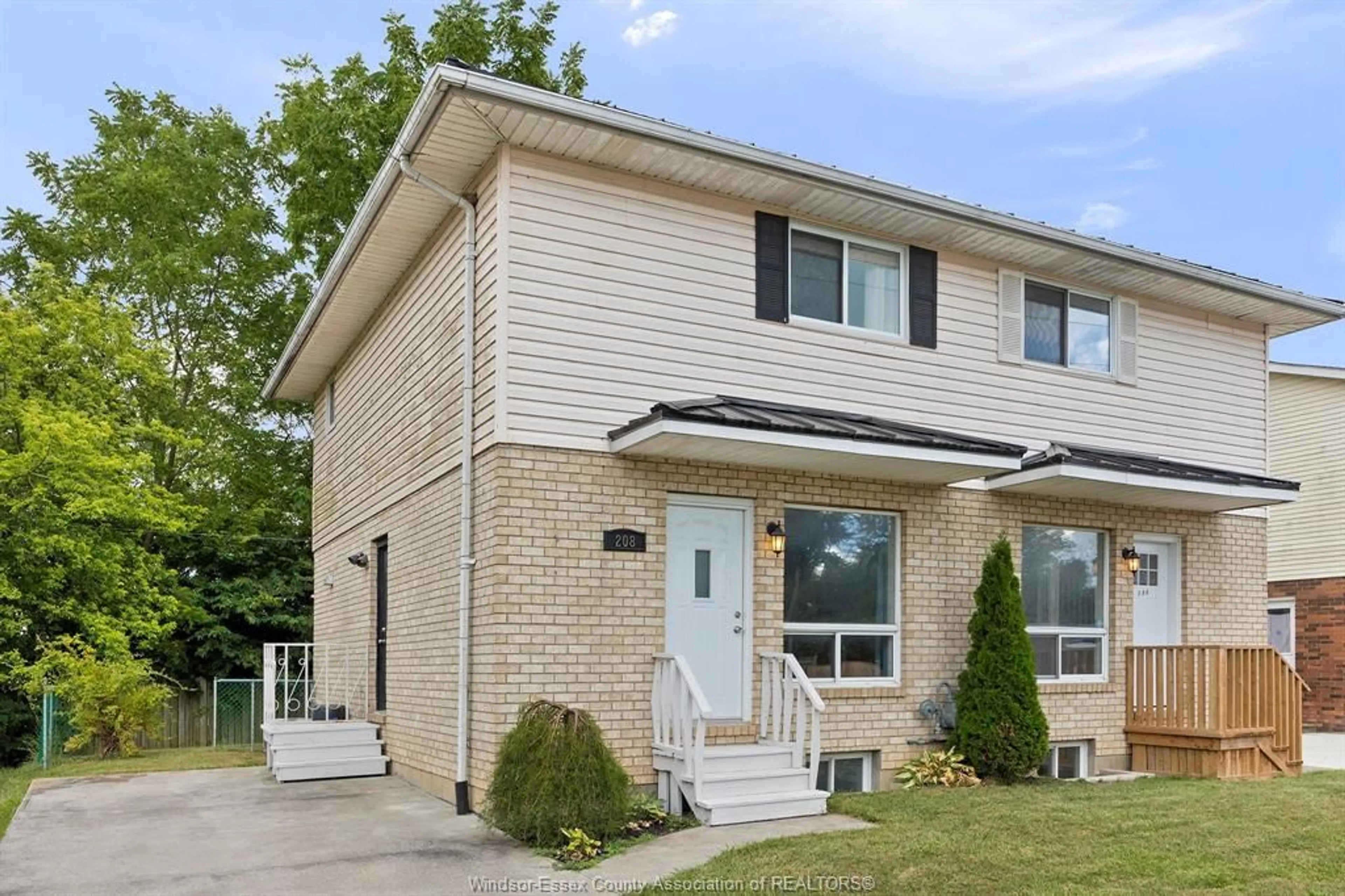 Home with vinyl exterior material, street for 206-208 ARTHUR, Harrow Ontario N0R 1G0