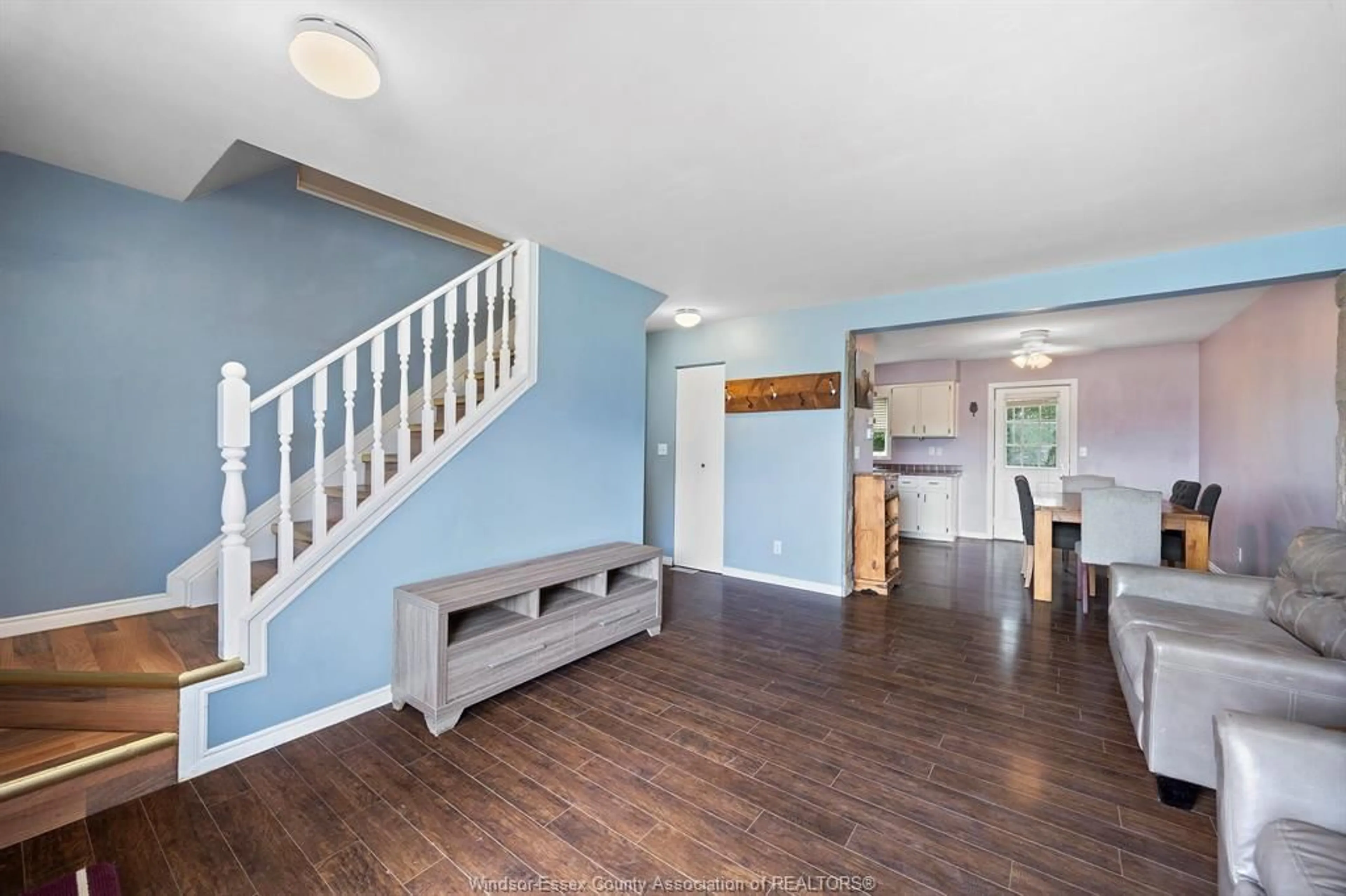 Indoor entryway for 206-208 ARTHUR, Harrow Ontario N0R 1G0