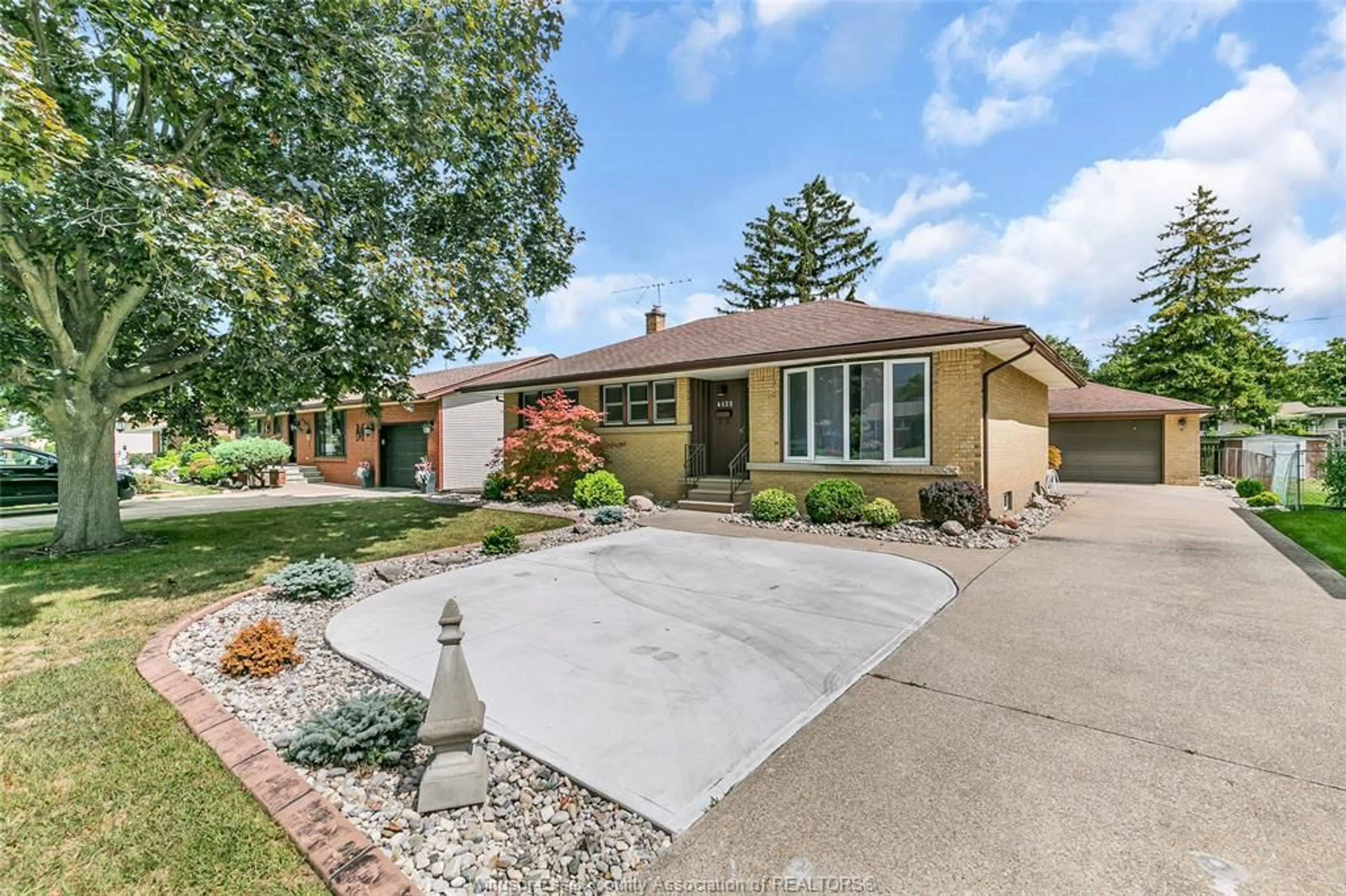 Home with brick exterior material, street for 4132 MOUNT ROYAL, Windsor Ontario N9G 2C2