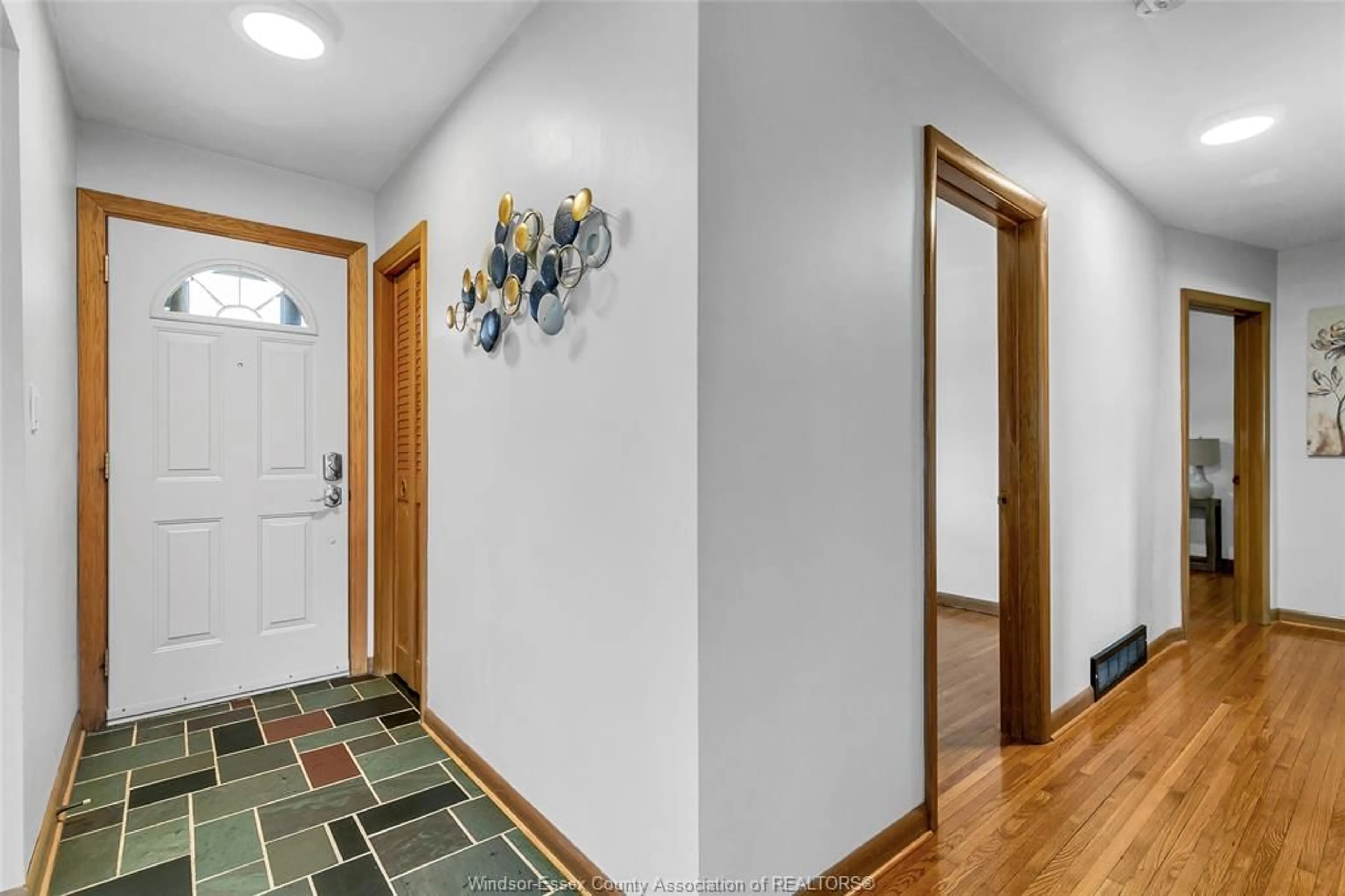 Indoor entryway for 4132 MOUNT ROYAL, Windsor Ontario N9G 2C2