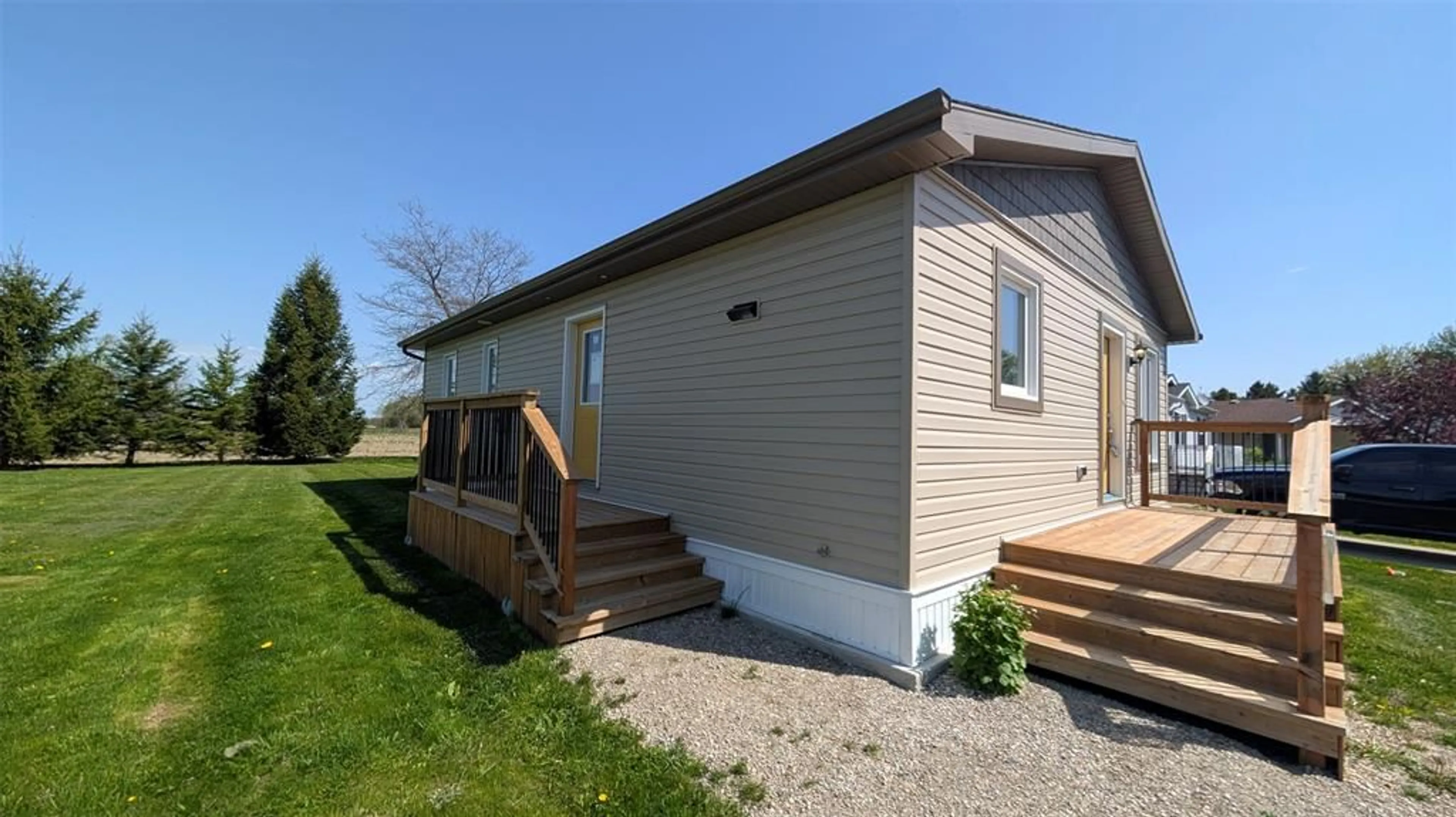Home with vinyl exterior material, unknown for 2761 OIL HERITAGE Rd, Oil Springs Ontario N0N 1P0