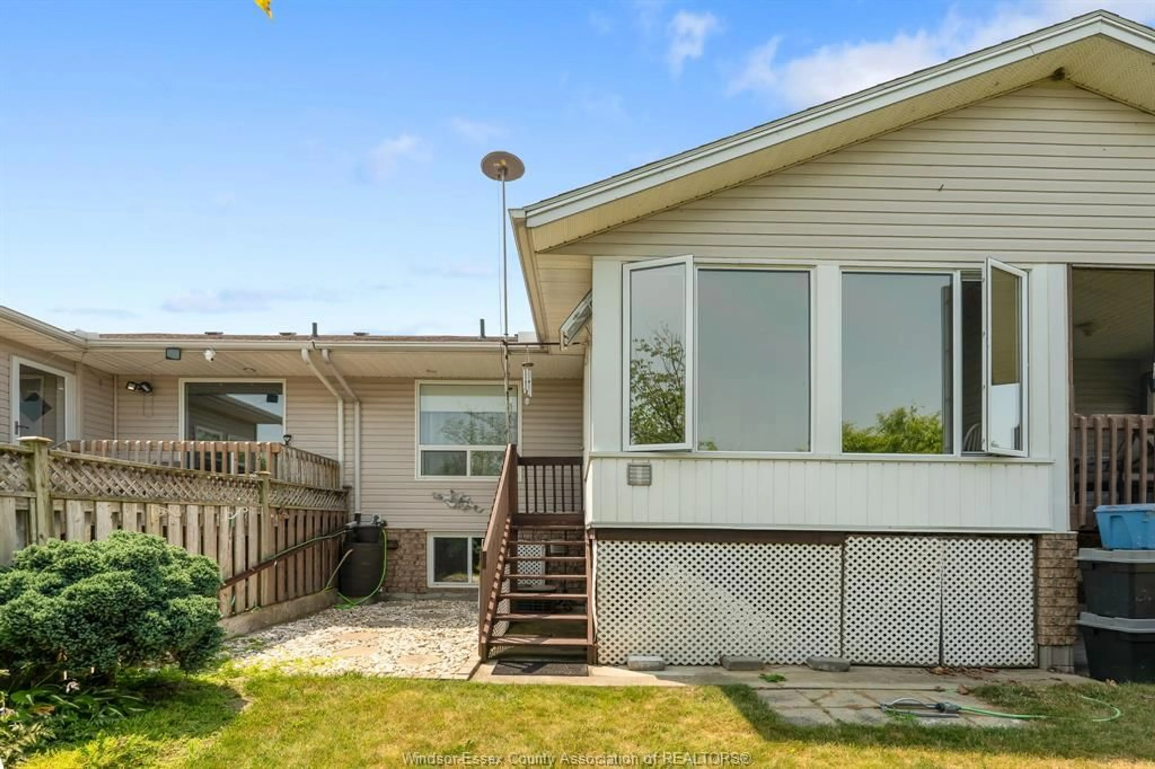 Home with vinyl exterior material, unknown for 186 Bennie Ave, Leamington Ontario N8H 5L8