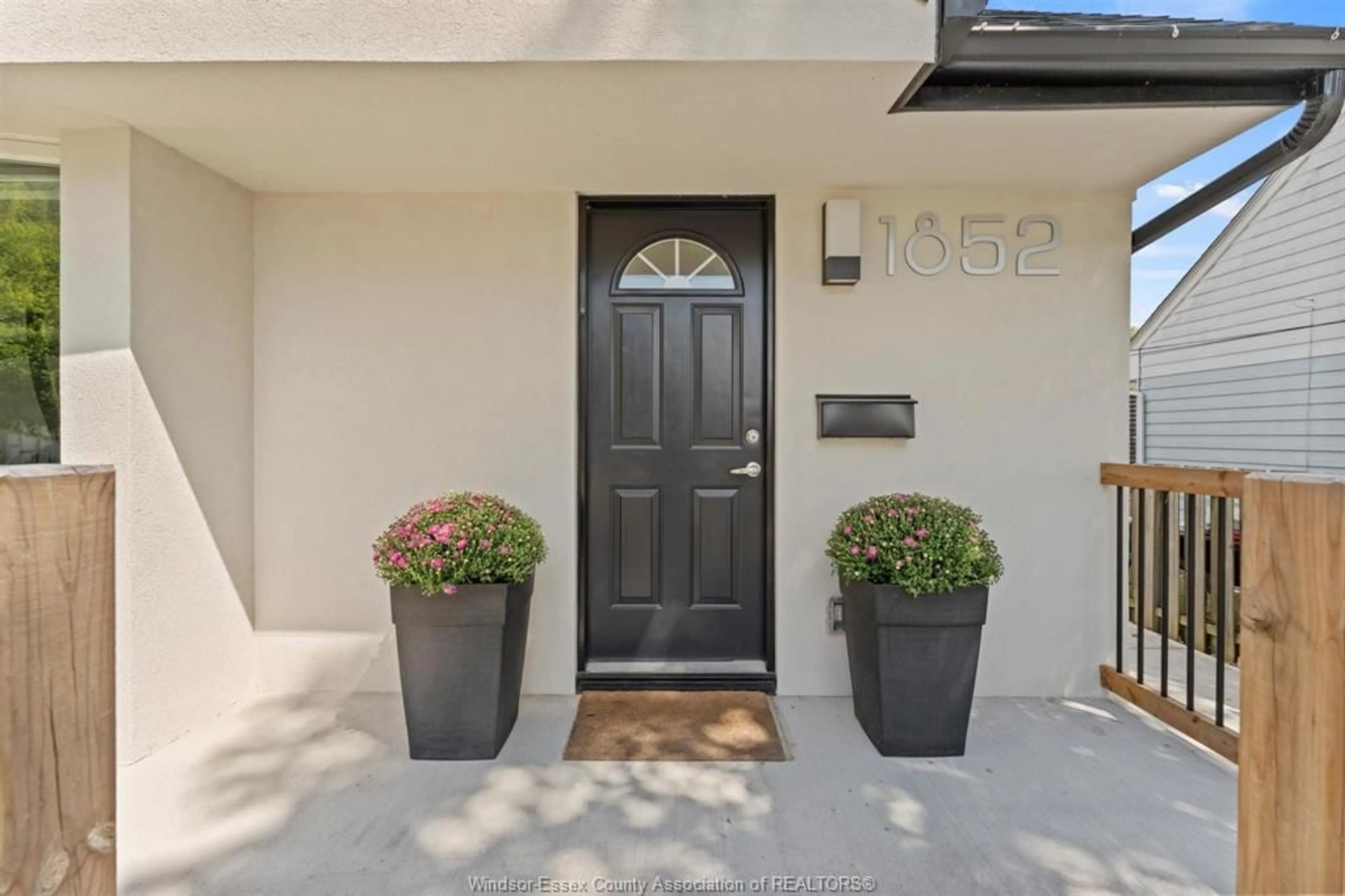 Indoor entryway for 1852 LABADIE, Windsor Ontario N8W 4S7