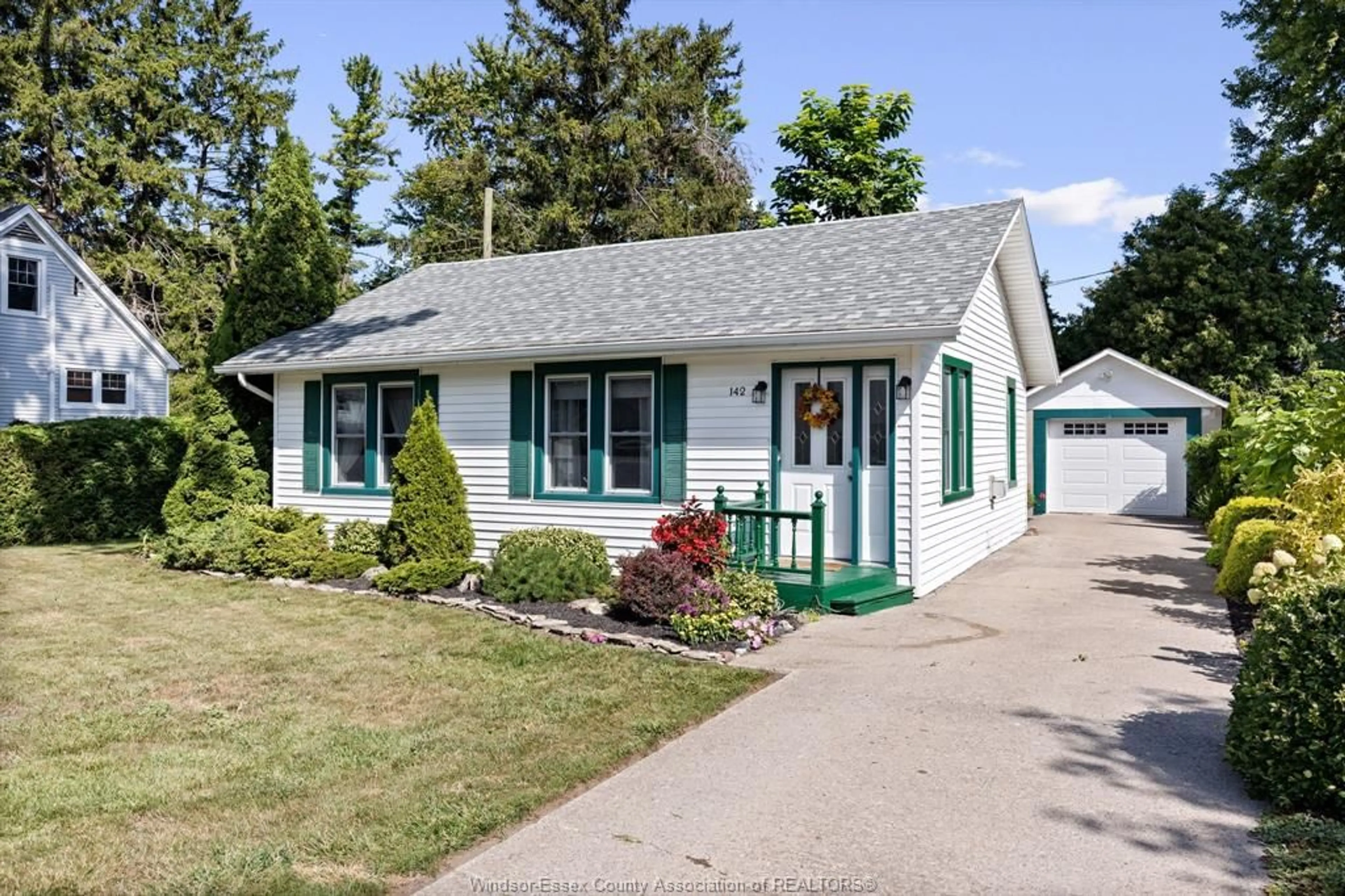 Home with vinyl exterior material, street for 142 WELLINGTON St, Harrow Ontario N0R 1G0