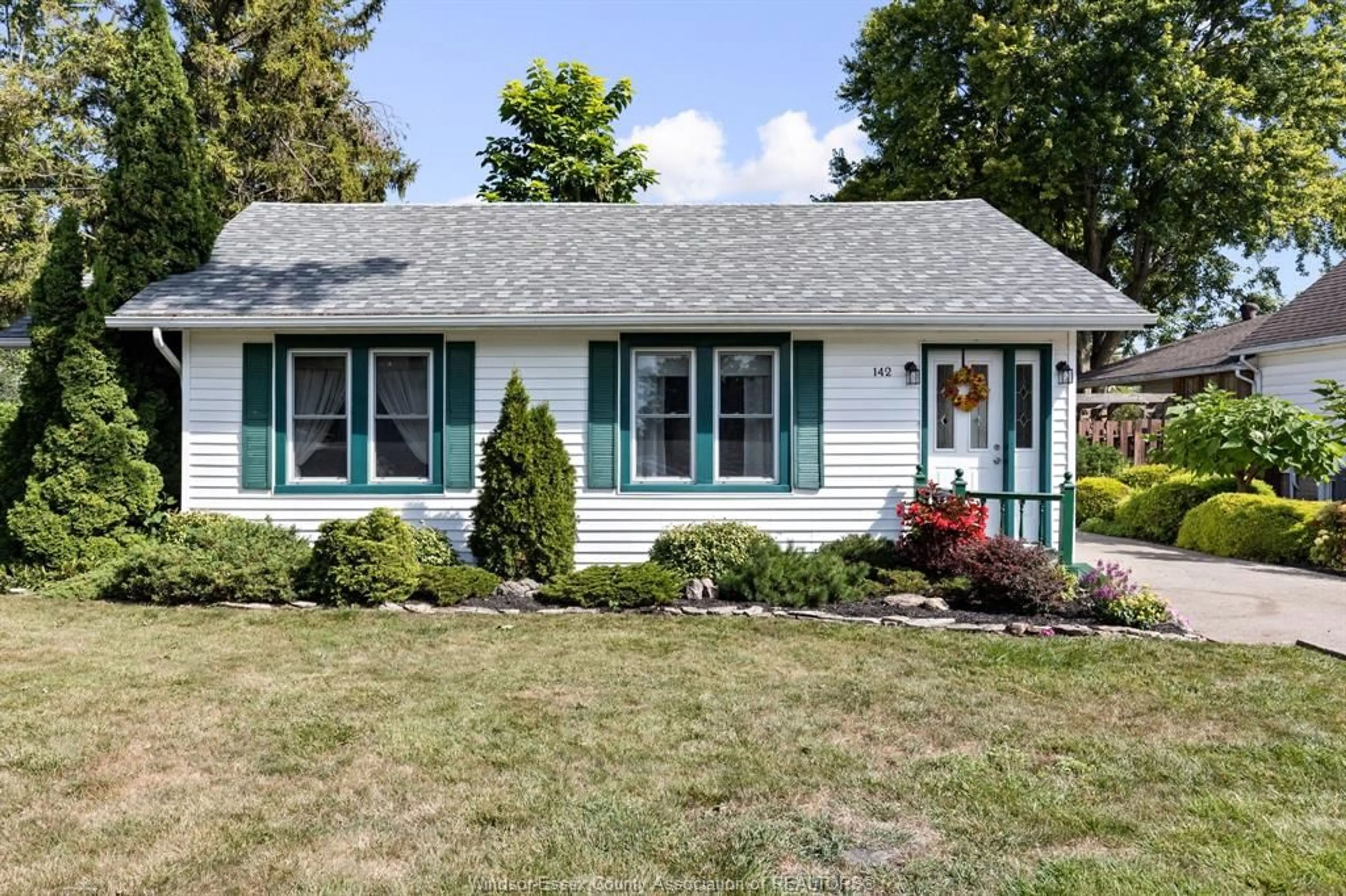 Home with vinyl exterior material, street for 142 WELLINGTON St, Harrow Ontario N0R 1G0