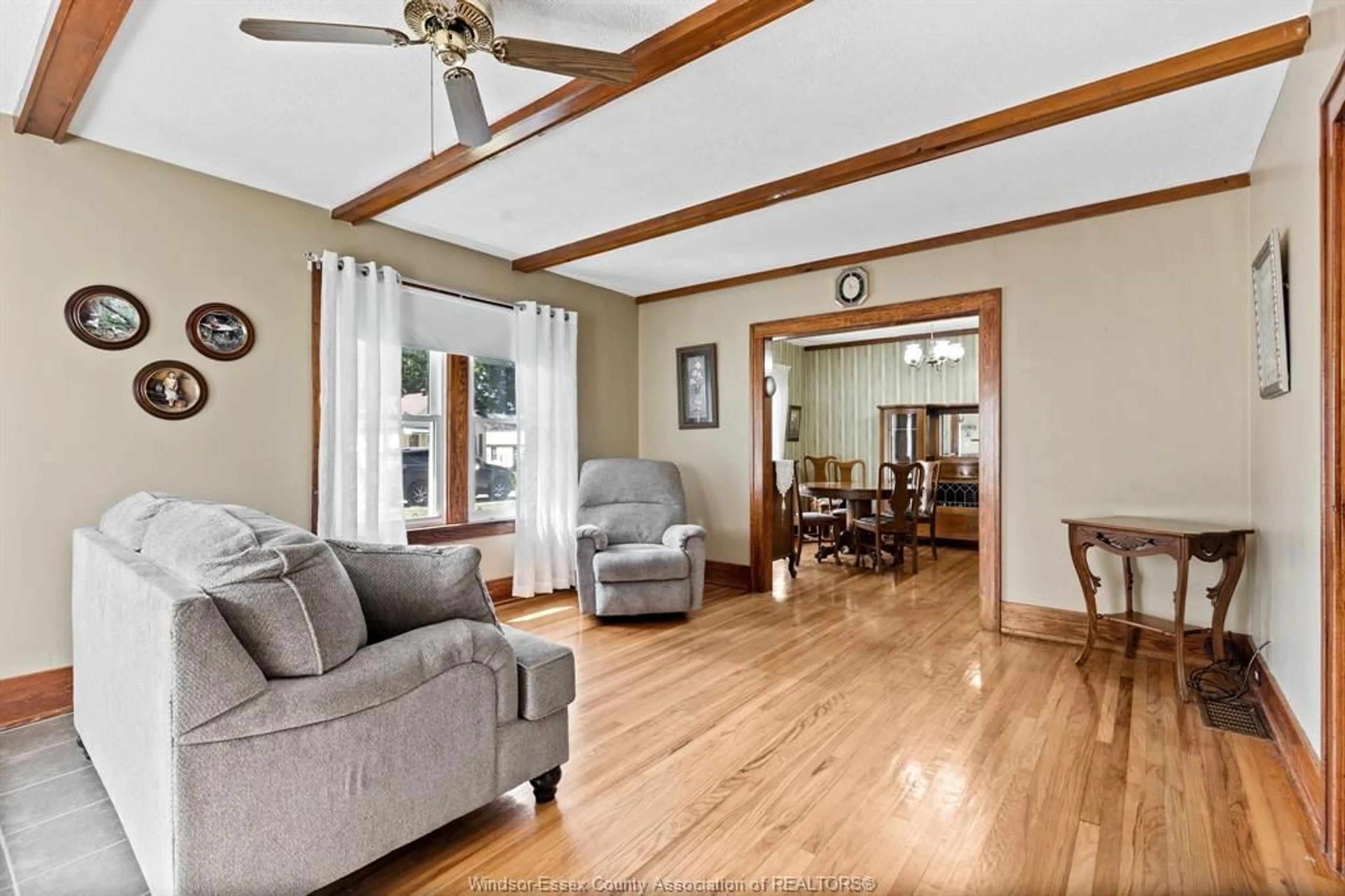 Living room with furniture, wood/laminate floor for 142 WELLINGTON St, Harrow Ontario N0R 1G0