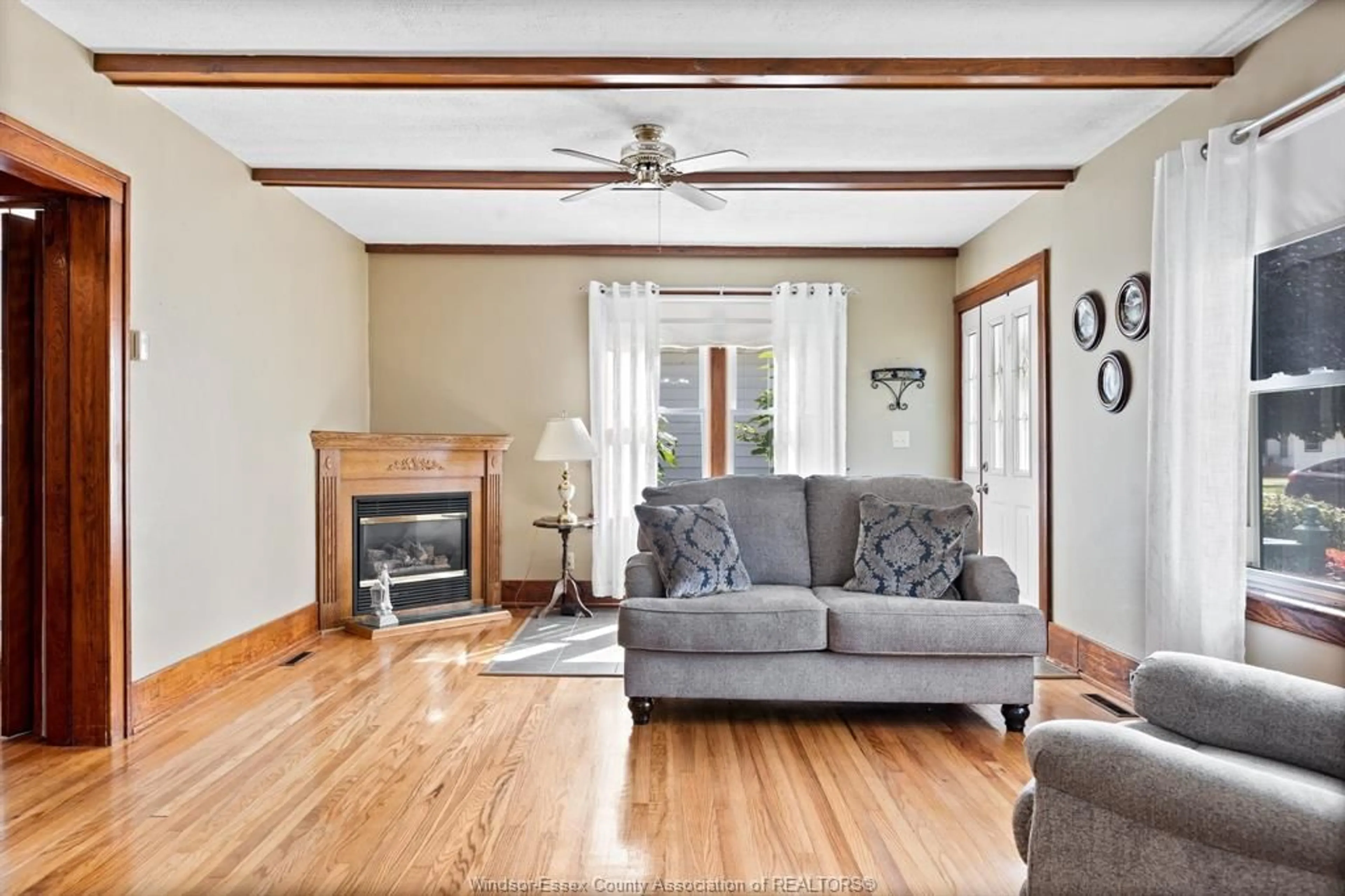 Living room with furniture, wood/laminate floor for 142 WELLINGTON St, Harrow Ontario N0R 1G0