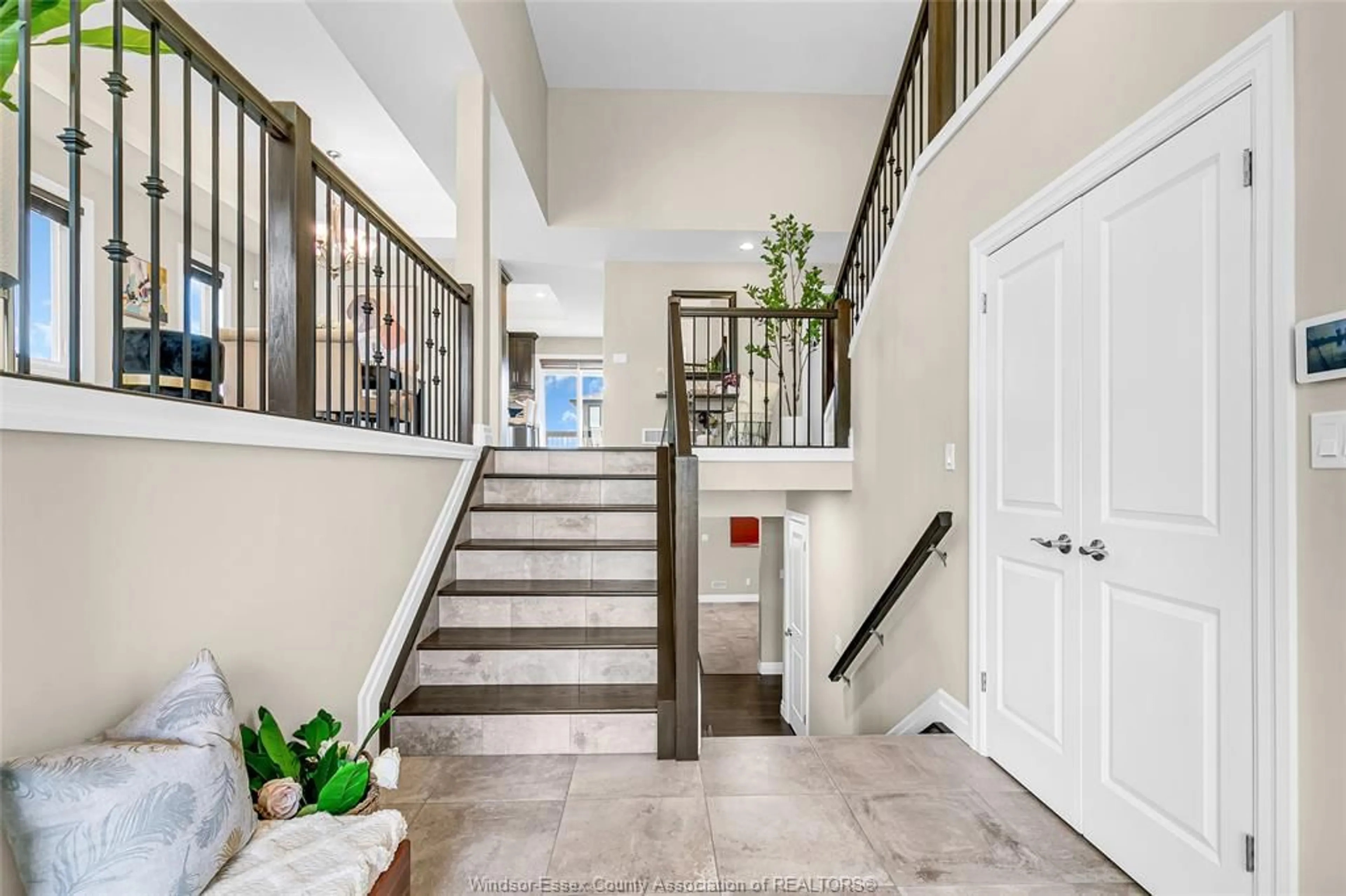 Indoor entryway for 1465 CANCUN, Windsor Ontario N9G 0A2