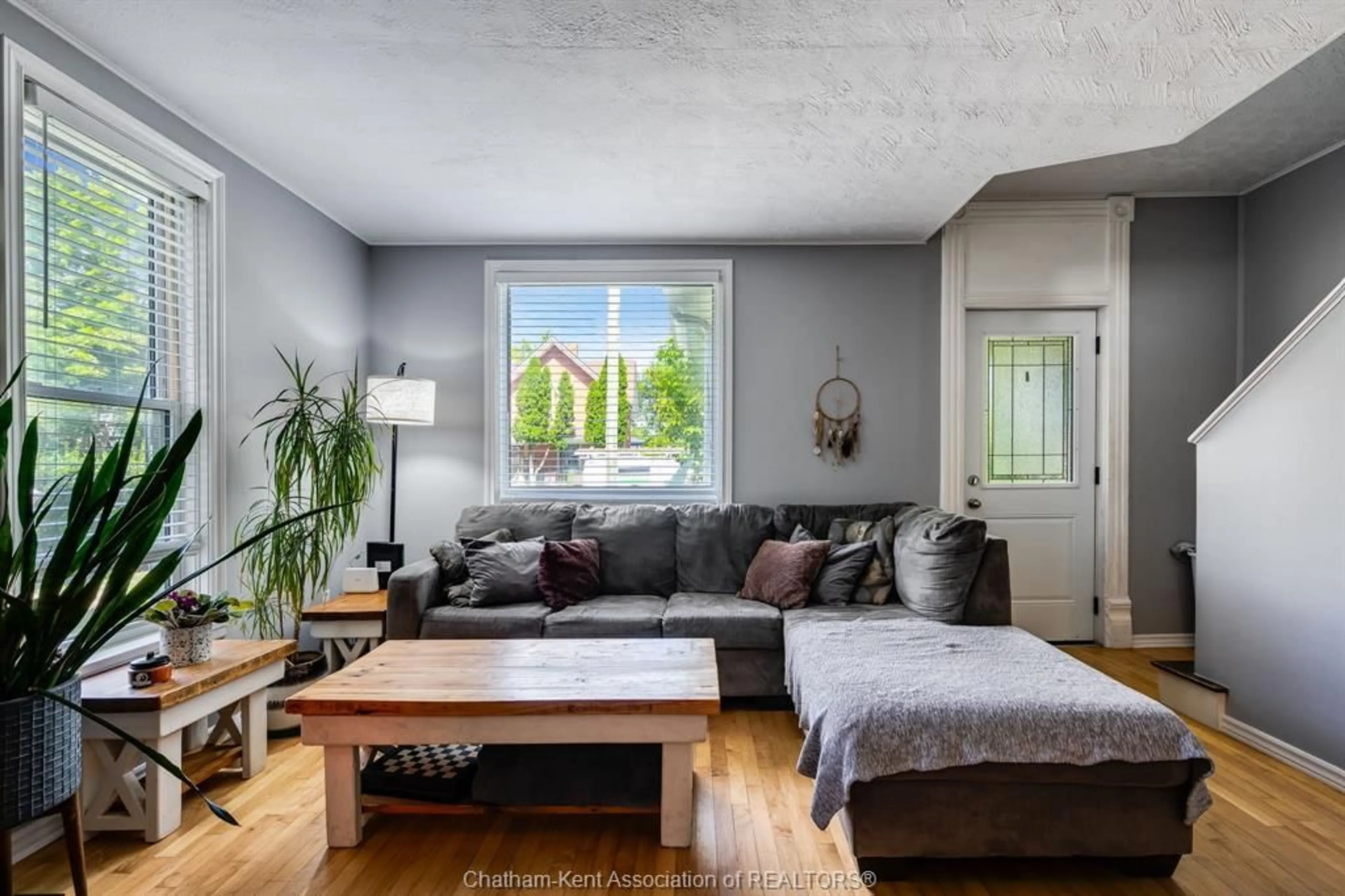 Living room with furniture, unknown for 106 JOSEPH St, Chatham Ontario N7L 3G9