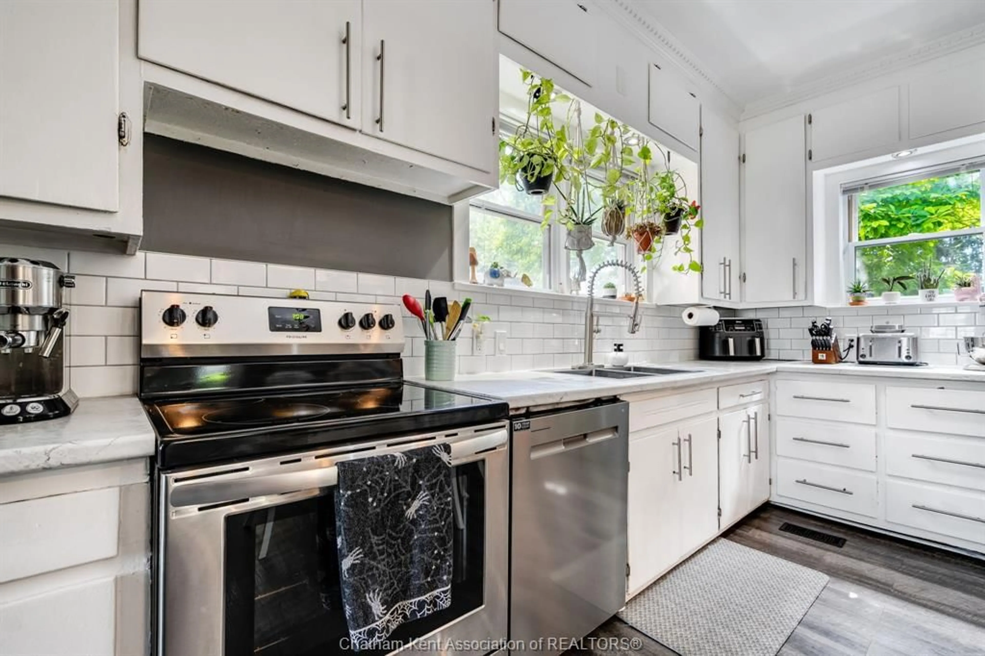 Contemporary kitchen, ceramic/tile floor for 106 JOSEPH St, Chatham Ontario N7L 3G9